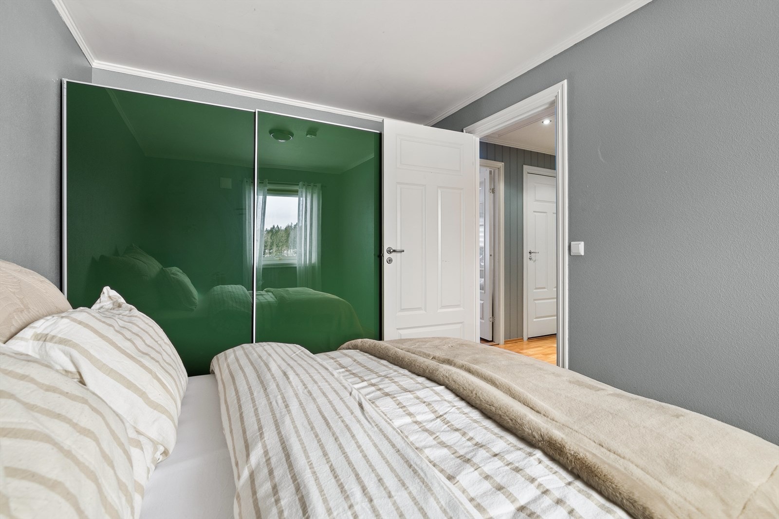 Her er det godt med garderobeskap som sørger for gode oppbevaringsmuligheter til klær og det man måtte ønske. Galleribilde