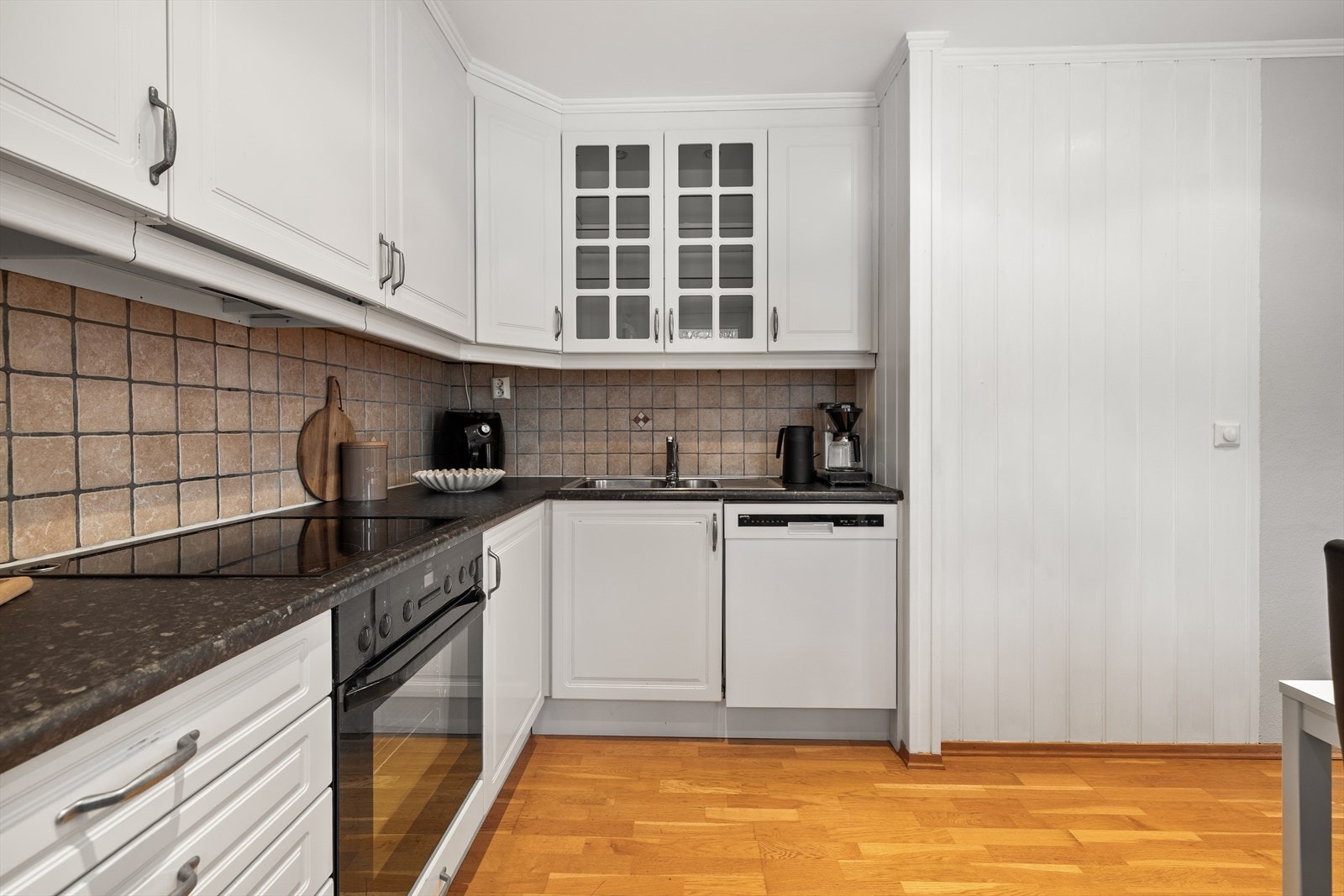 Det er fint med skap- og benkeplass på kjøkkenet for matlaging og oppbevaring. Galleribilde