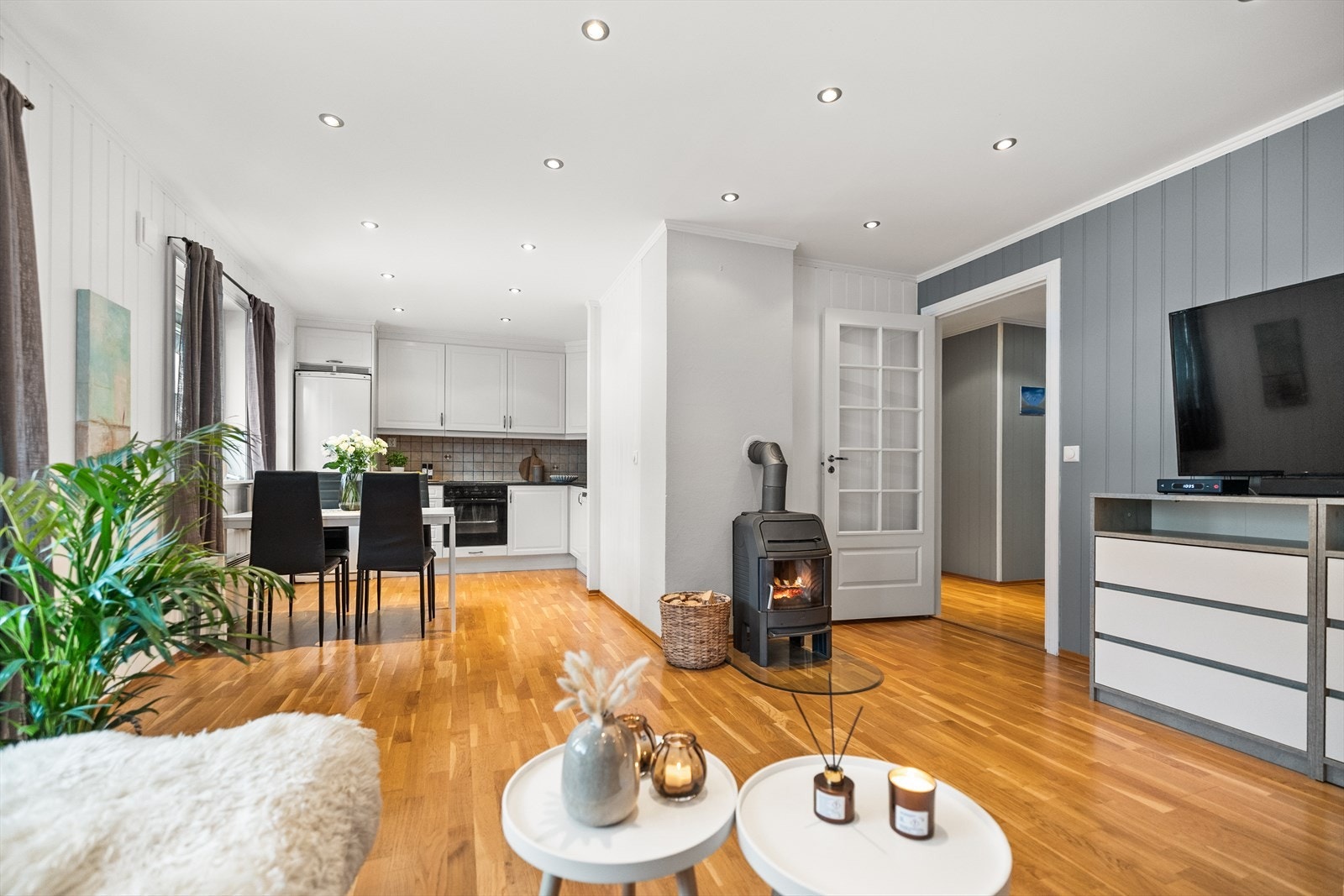 Stuen er lys og romslig i et tidsriktig fargevalg. Galleribilde