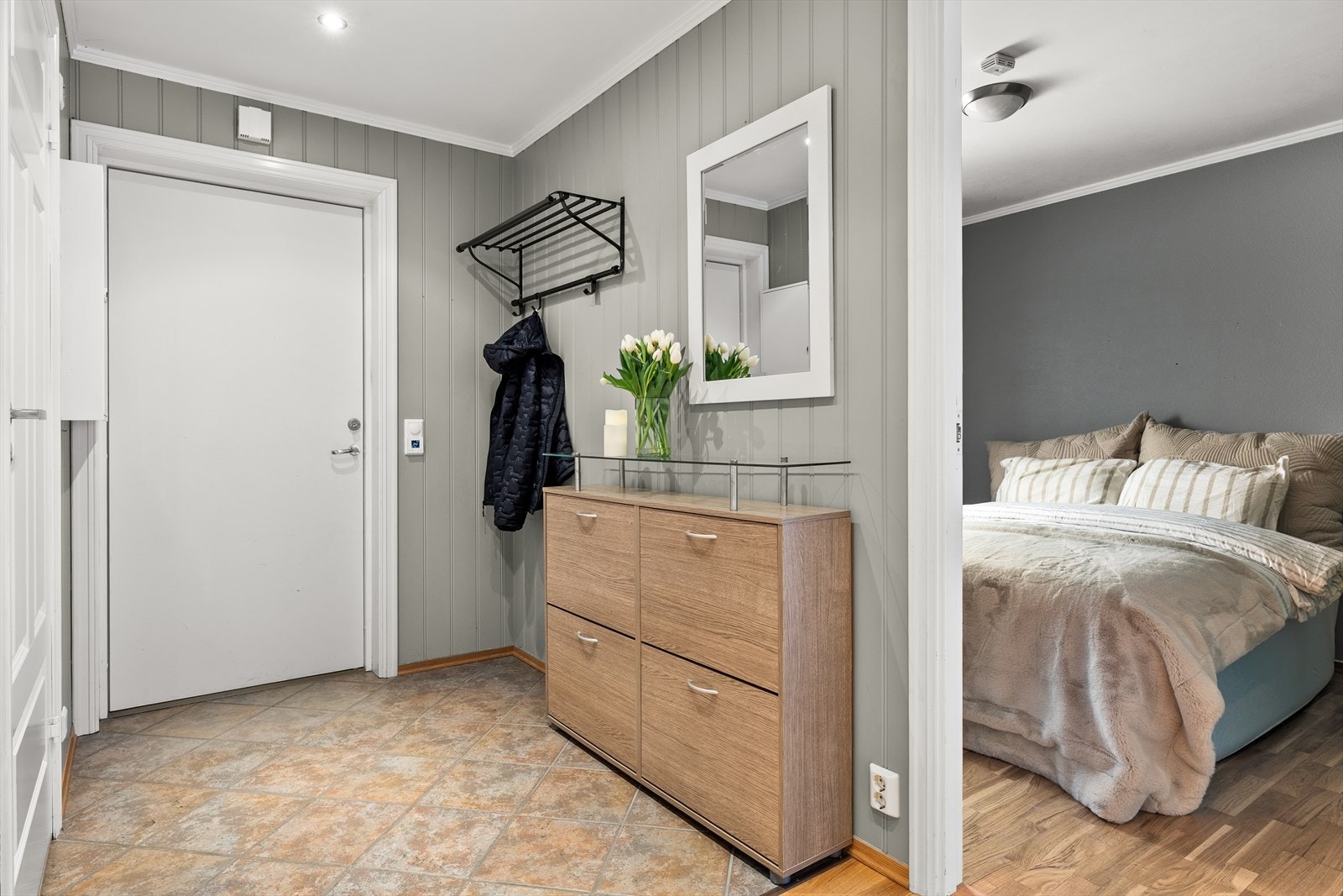 Når du kommer inn i boligen, er det første du møter en trivelig entré. Galleribilde