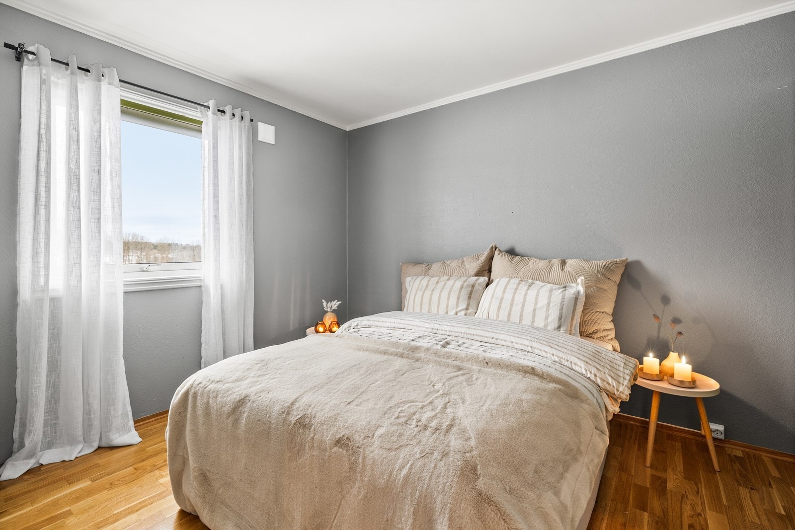 Hovedsoverommet er romslig med god plass til dobbeltseng, nattbord på hver side og øvrig møblement. Galleribilde