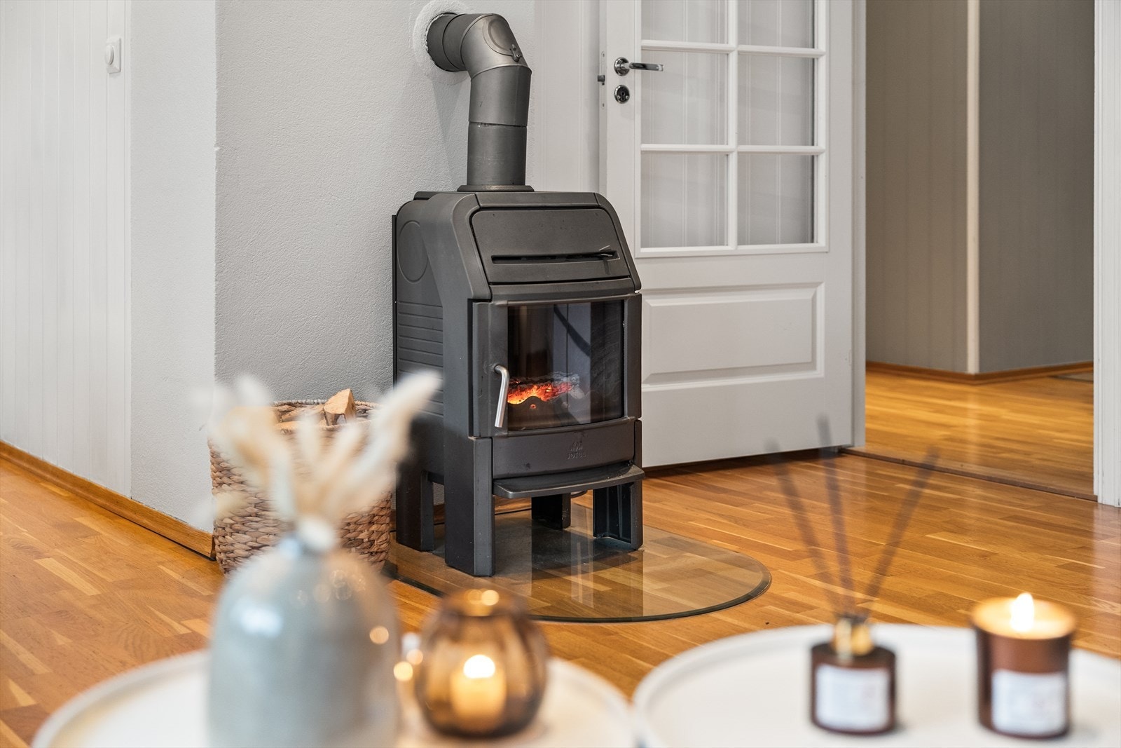 I stuen er det en koselig peis, som bidrar til varme og hygge på kalde høst- og vinterdager. Galleribilde