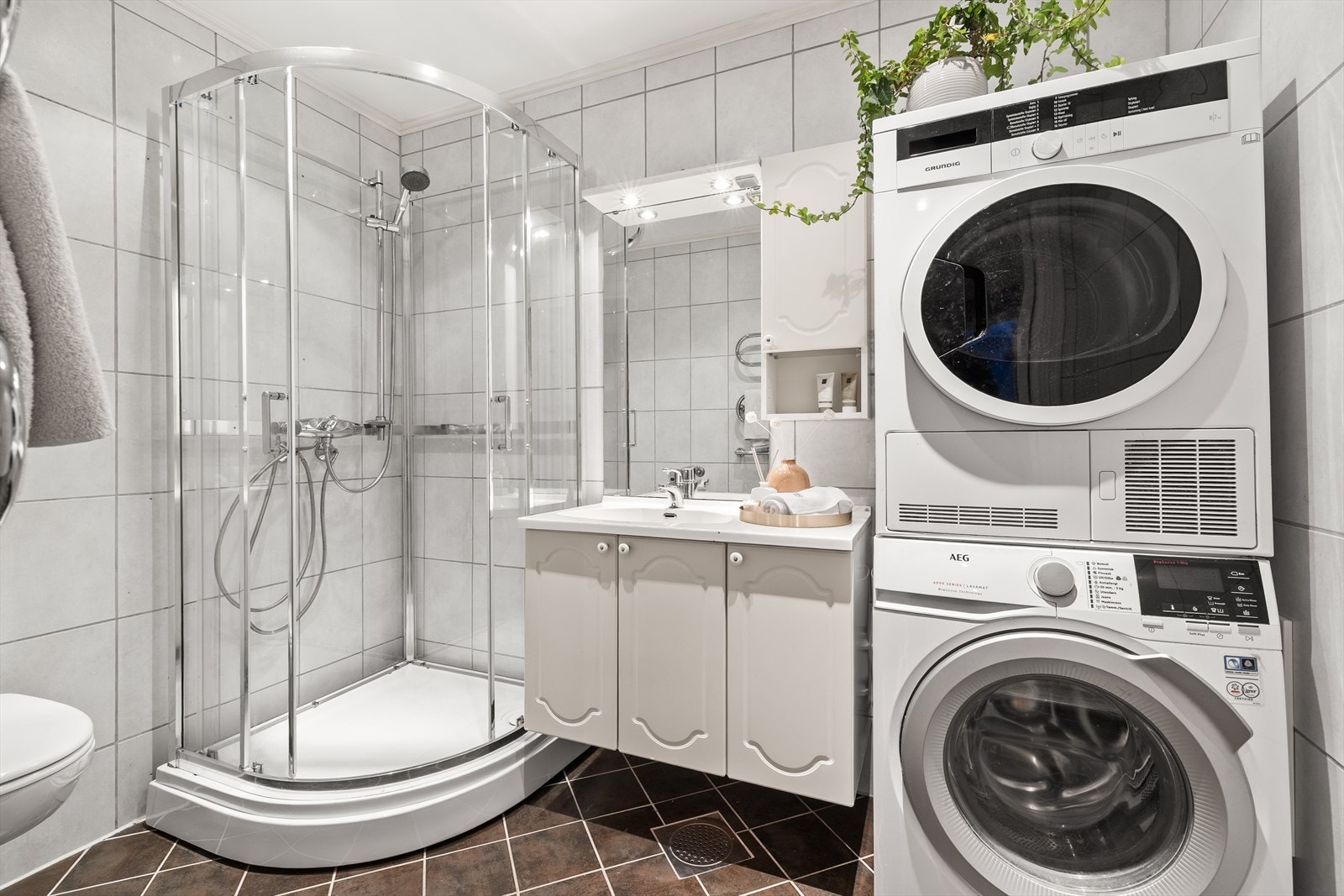 Badet er flislagt fra byggeår med deilig gulvvarme. Galleribilde