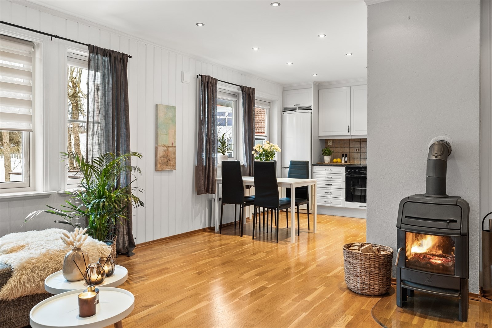 Stuen har en åpen løsning mot kjøkkenet som er perfekt når du skal ha venner på besøk. Galleribilde