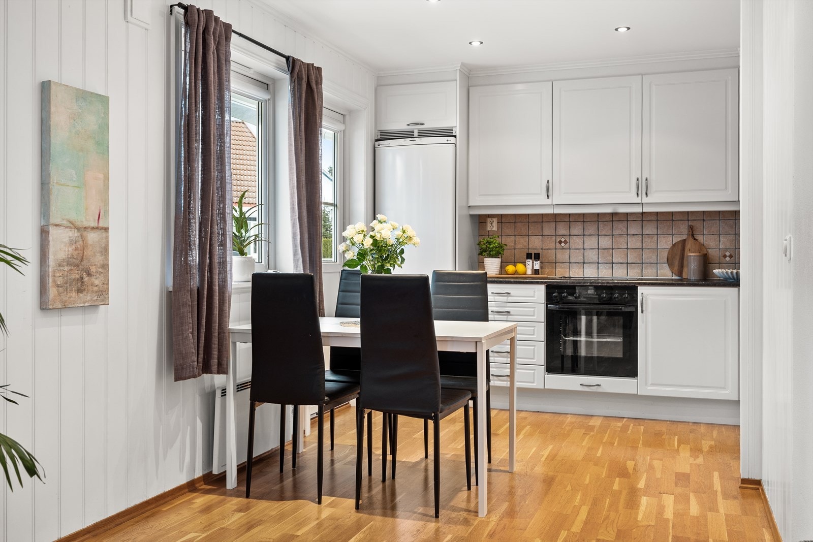 På varme dager blir det naturlig å åpne balkongdøren fra kjøkkenet, og slippe sommeren inn i leiligheten. Galleribilde