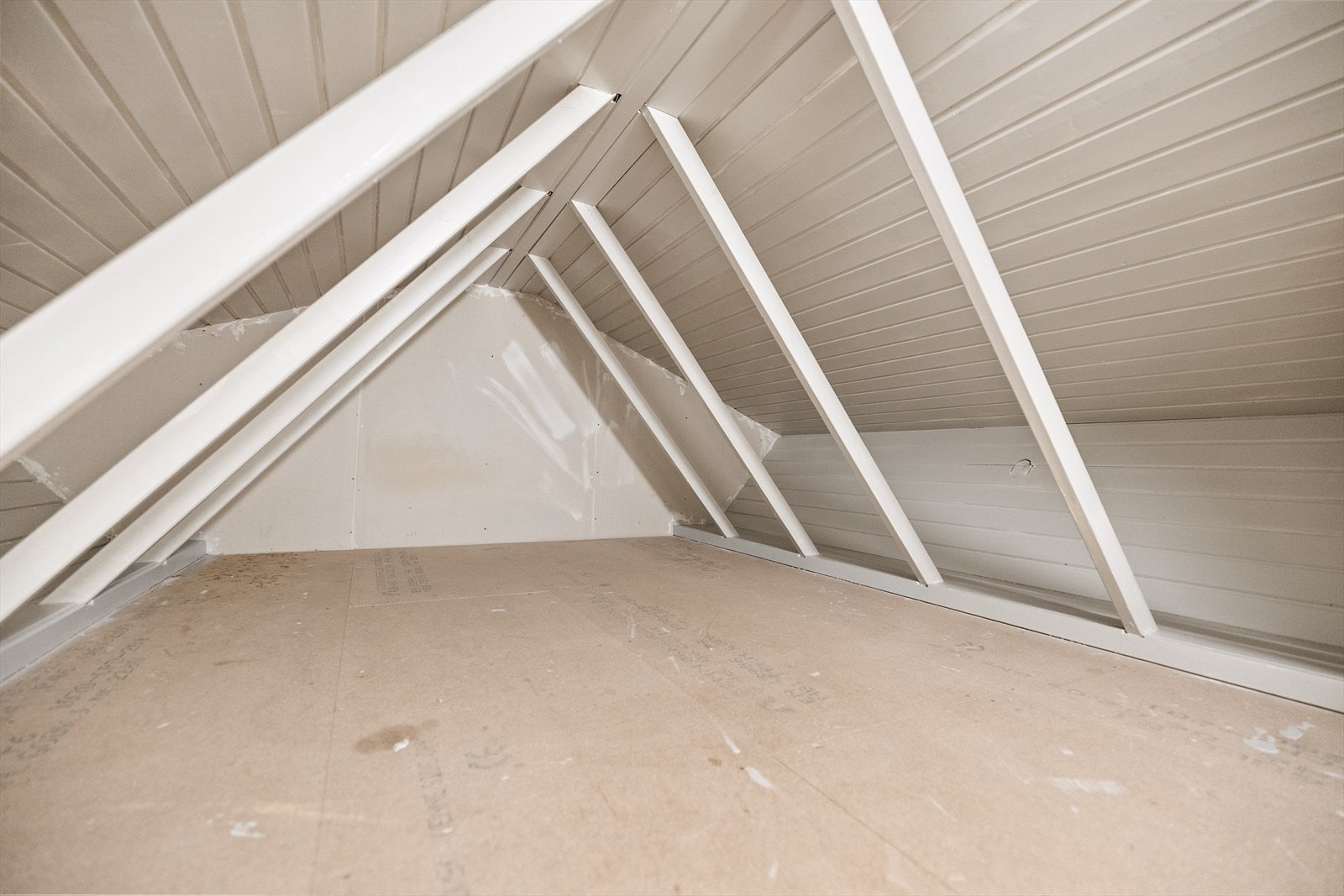 Stort gulvet loft med plass til masse lagring. Galleribilde