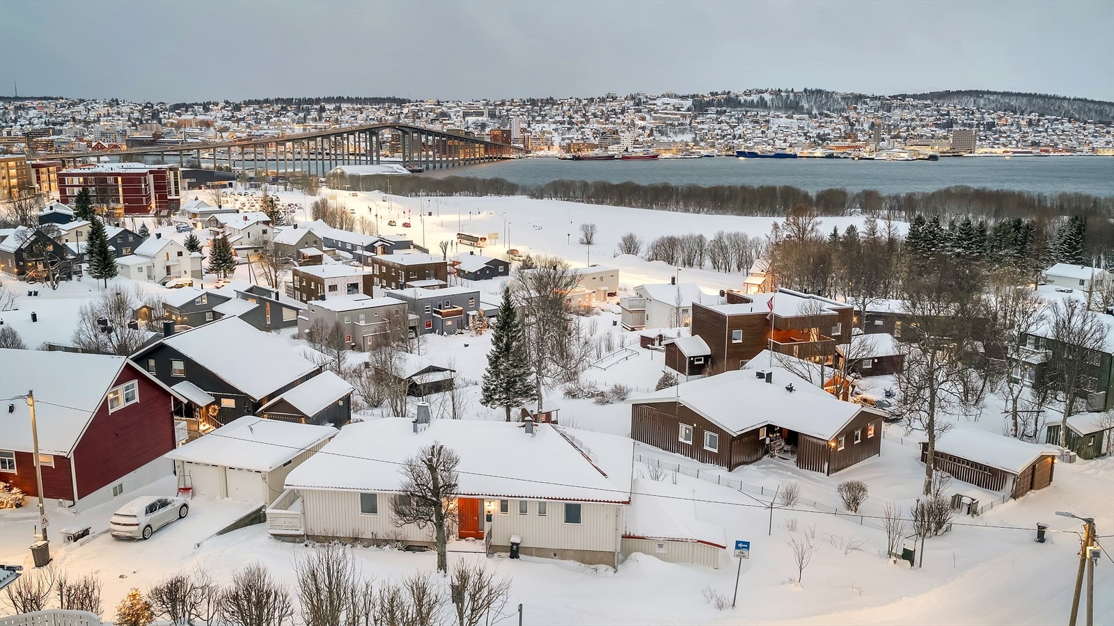 Beliggenheten byr på svært gode solforhold, med sol fra morgen til kveld om sommeren. Galleribilde