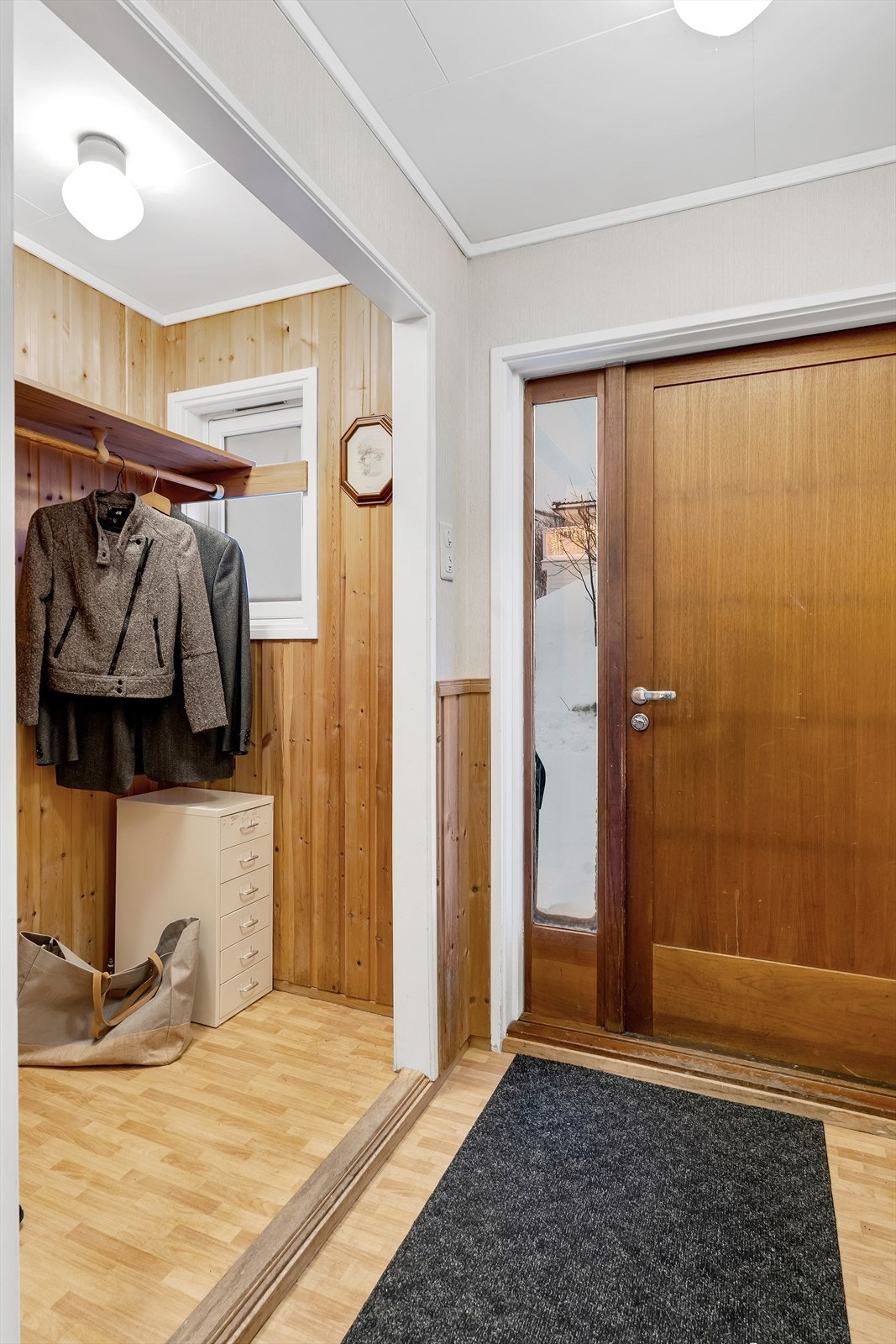 Velkommen inn! Romslig entre med rikelig plass til oppheng av yttertøy. Galleribilde