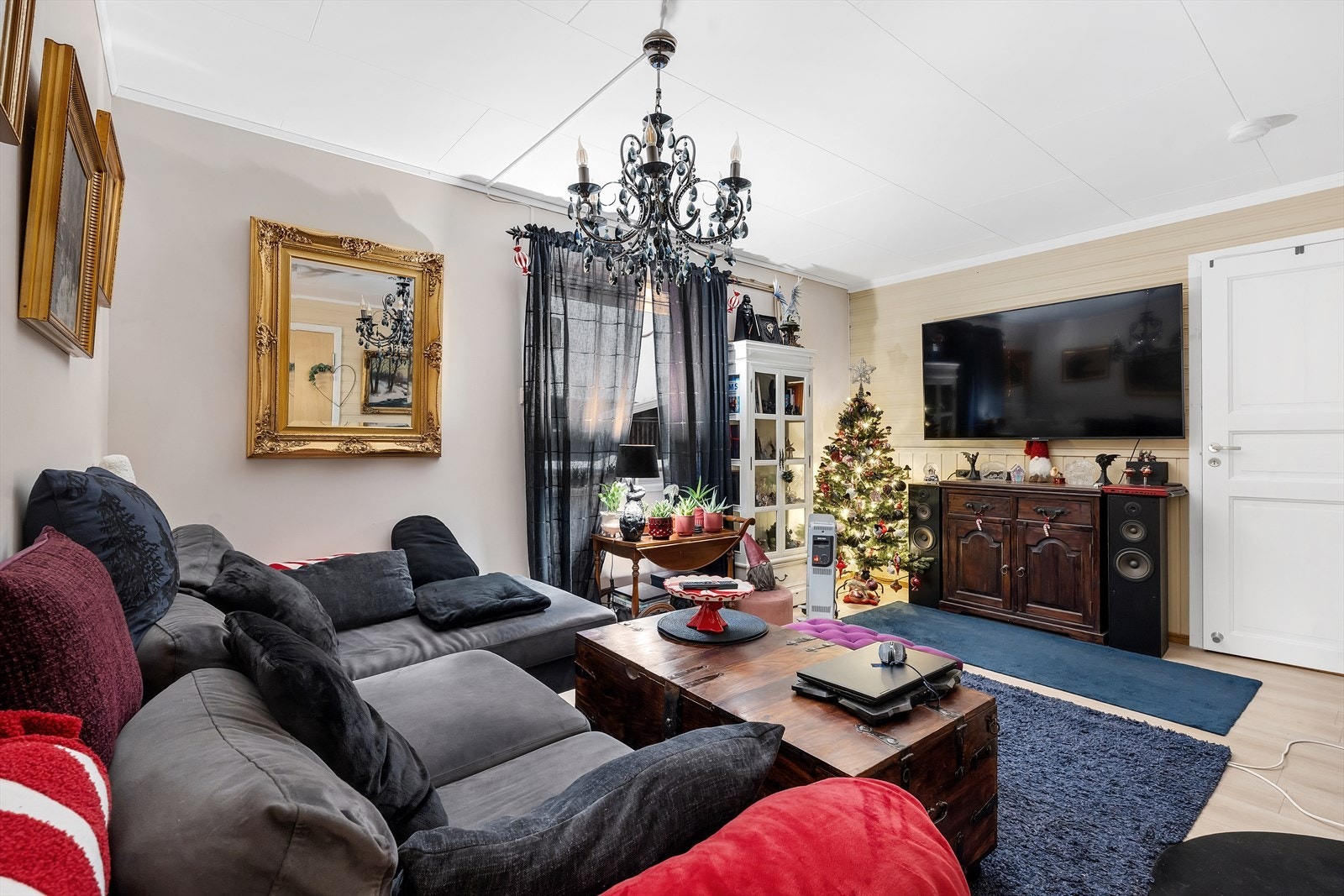 Boligen har to 2-roms utleieleiligheter i sokkeletasjen. I tillegg er det enda en leilighet under garasjen som er under reparasjon etter vannskade. Galleribilde