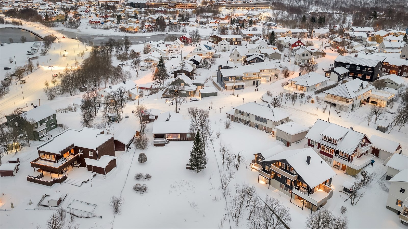 Med avskjermet beliggenhet fra hovedveien får du et trygt og rolig bomiljø, med lite trafikal belastning. Galleribilde
