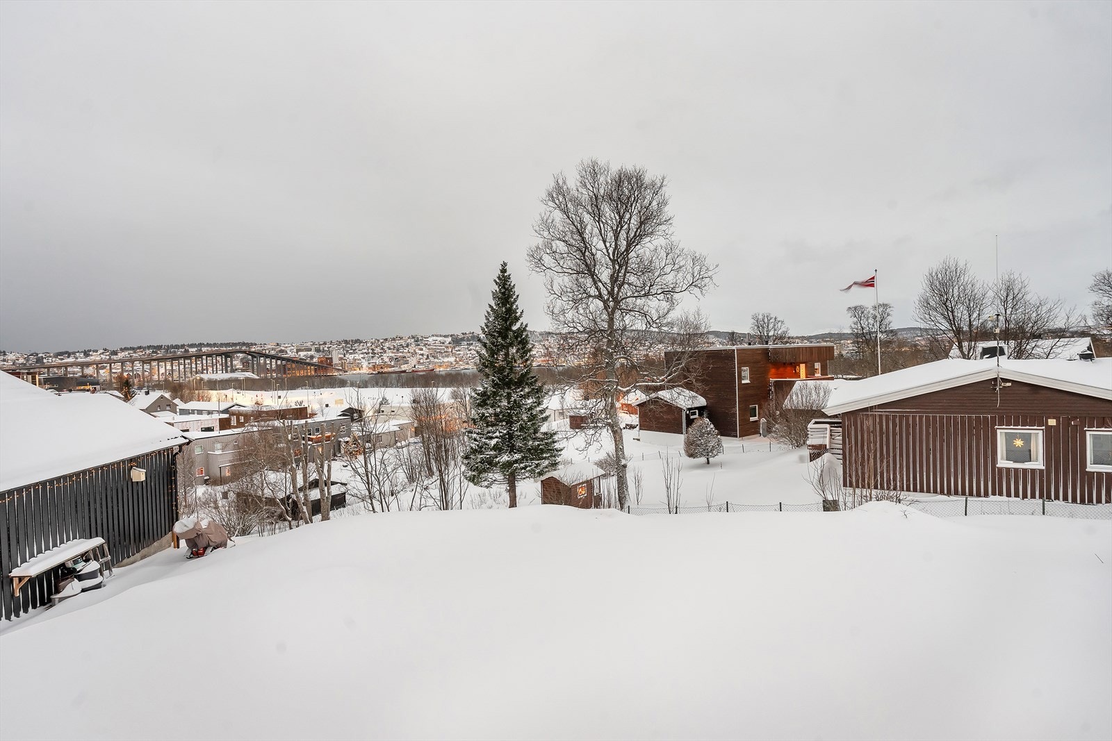 Flott utsikt over hagen, sundet og Tromsøya. Galleribilde
