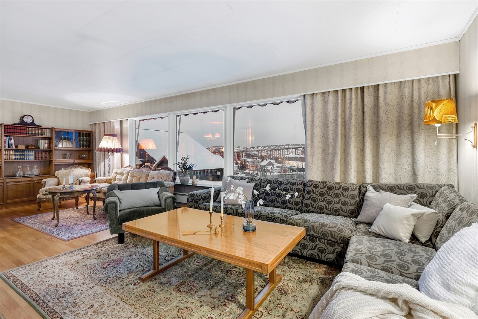 En svært innholdsrik enebolig med to utleie-enheter, flott hage, garasje og attraktiv beliggenhet i Tromsdalen! Galleribilde