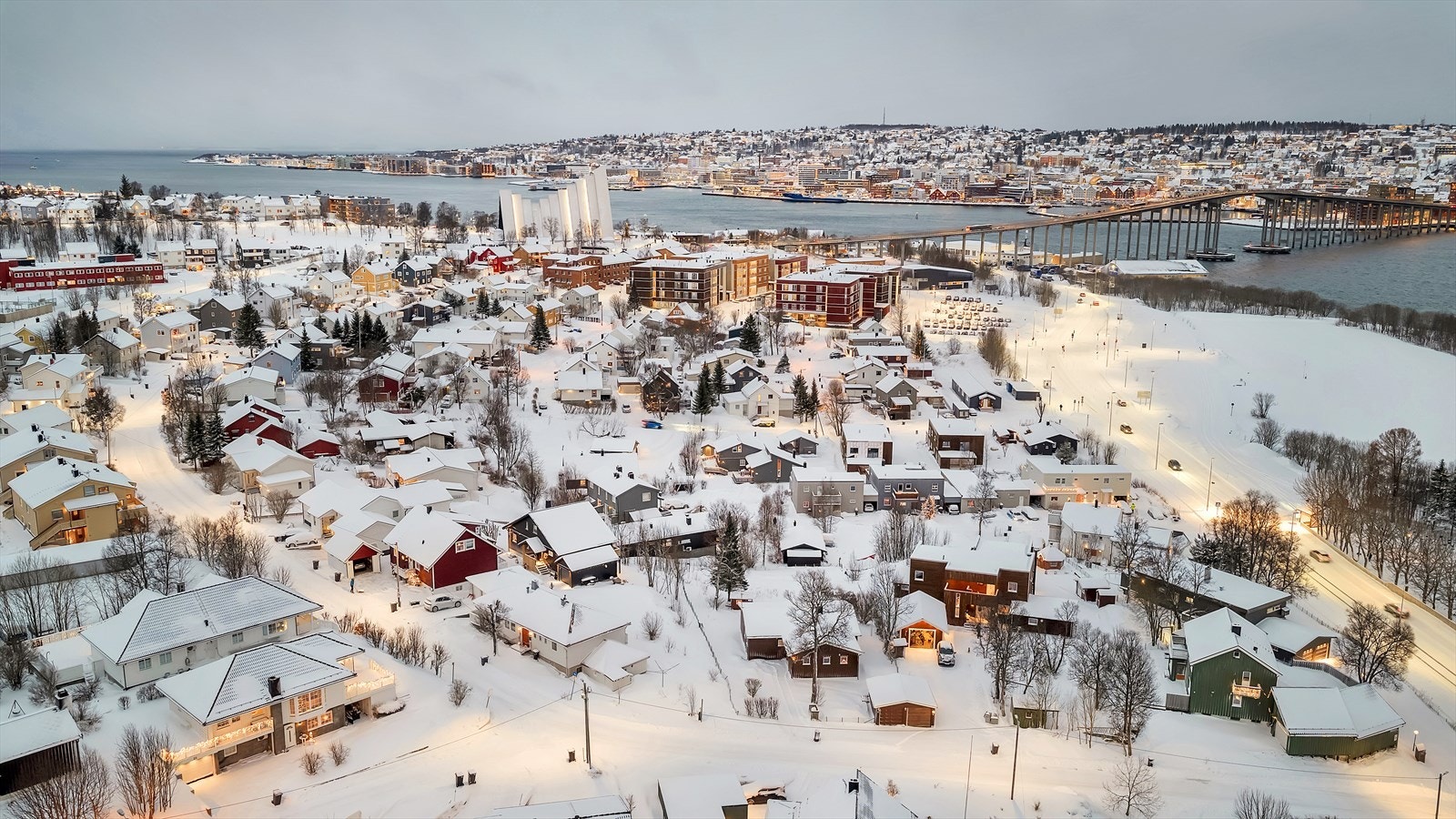 Tromsø sentrum er kun 5 minutters kjøring unna. Galleribilde