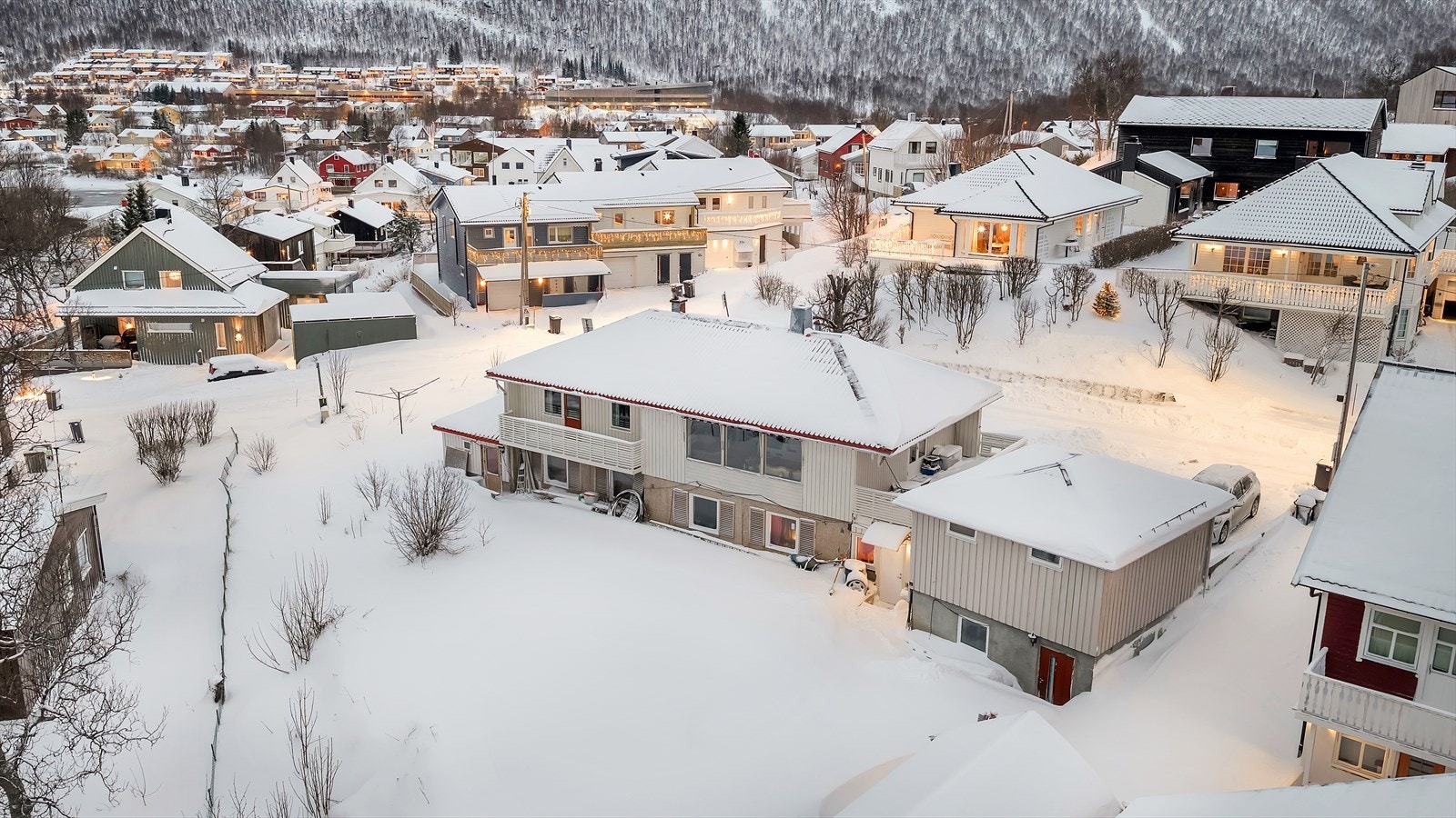 Boligen ligger fint til i Tromsdalen i et rolig boligområde bestående hovedsakelig av eneboliger. Galleribilde