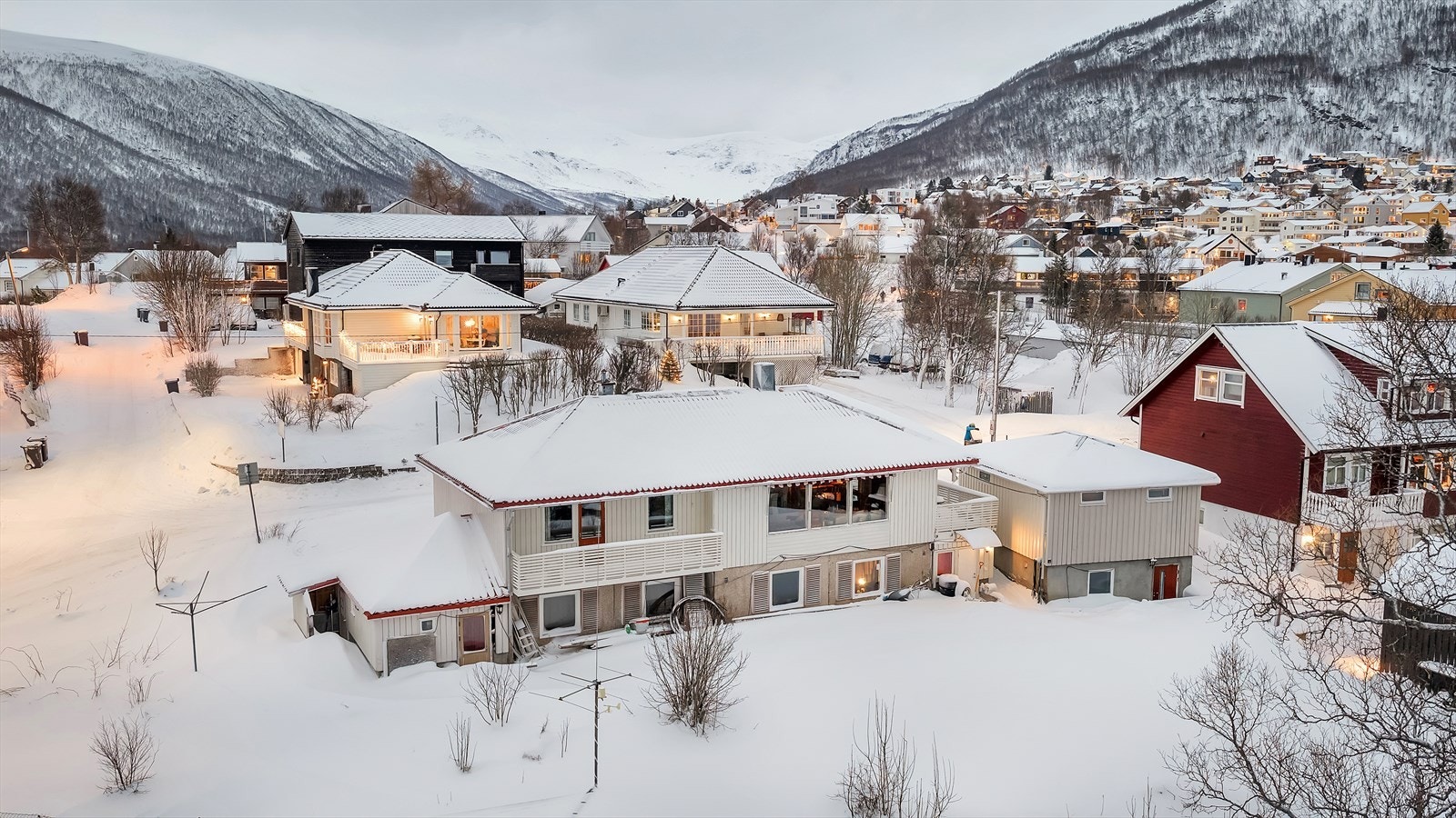 Her får du en stor og flott hage hvor man kan sparke ball om sommeren og bygge snømenn om vinteren. Galleribilde