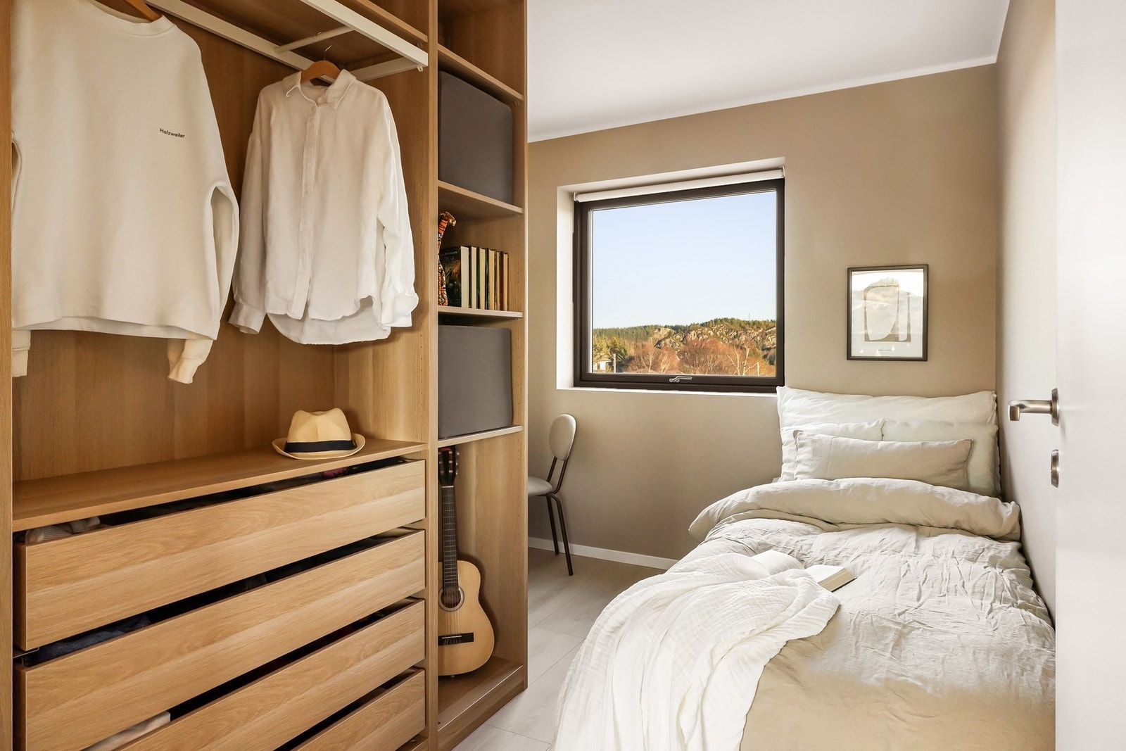 Soverommene i andre etasje måler henholdsvis 6,9 kvm, 6,9 kvm og 7 kvm Galleribilde