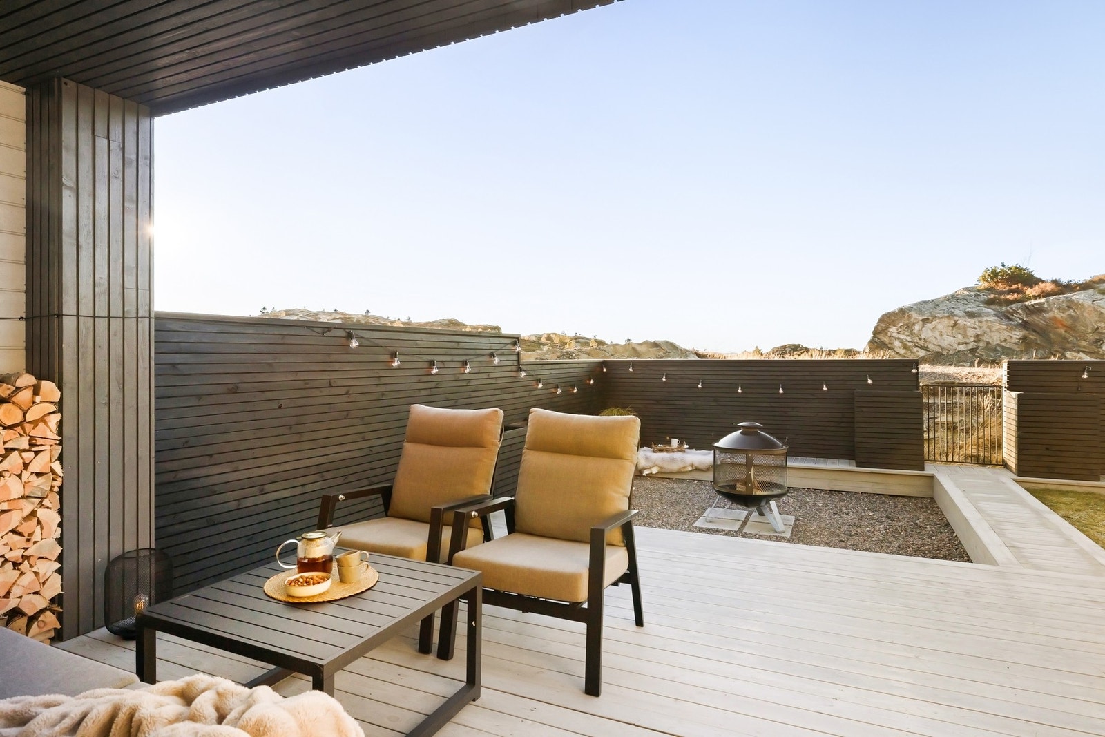 En flott, solrik forlengelse av boligen på de fineste dagene Galleribilde