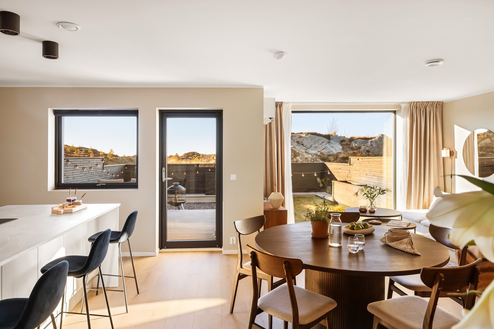 Fra stuen er det utgang til en av boligens uteplasser Galleribilde