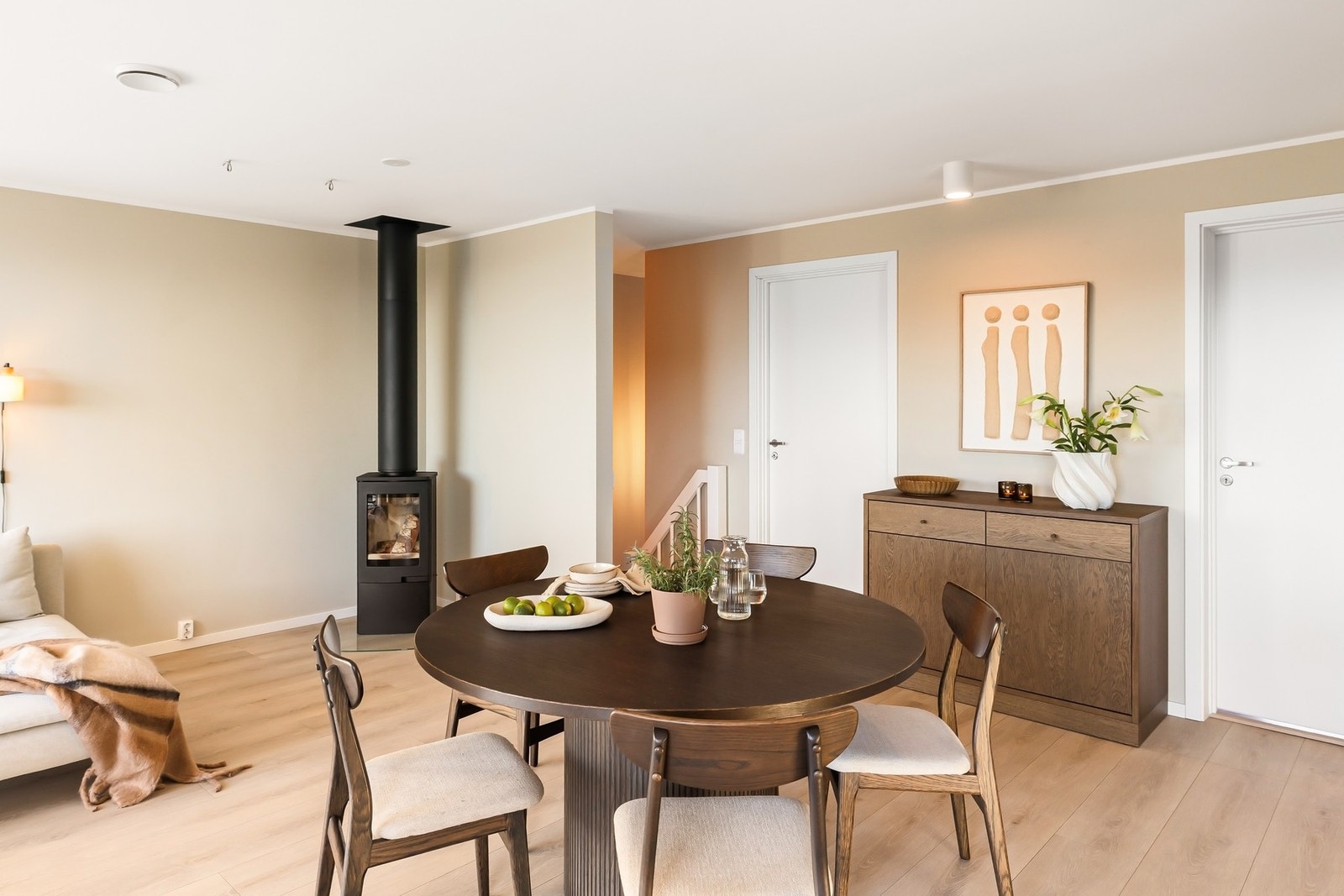 Fargevalget er tidsriktig og det er 1-stavs laminat på gulv Galleribilde