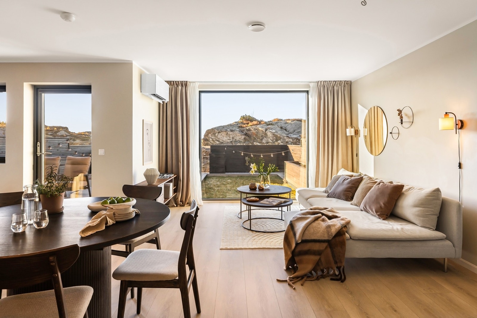 Store vindusflater gir rikelig med naturlig lys og skaper en god atmosfære i rommet Galleribilde