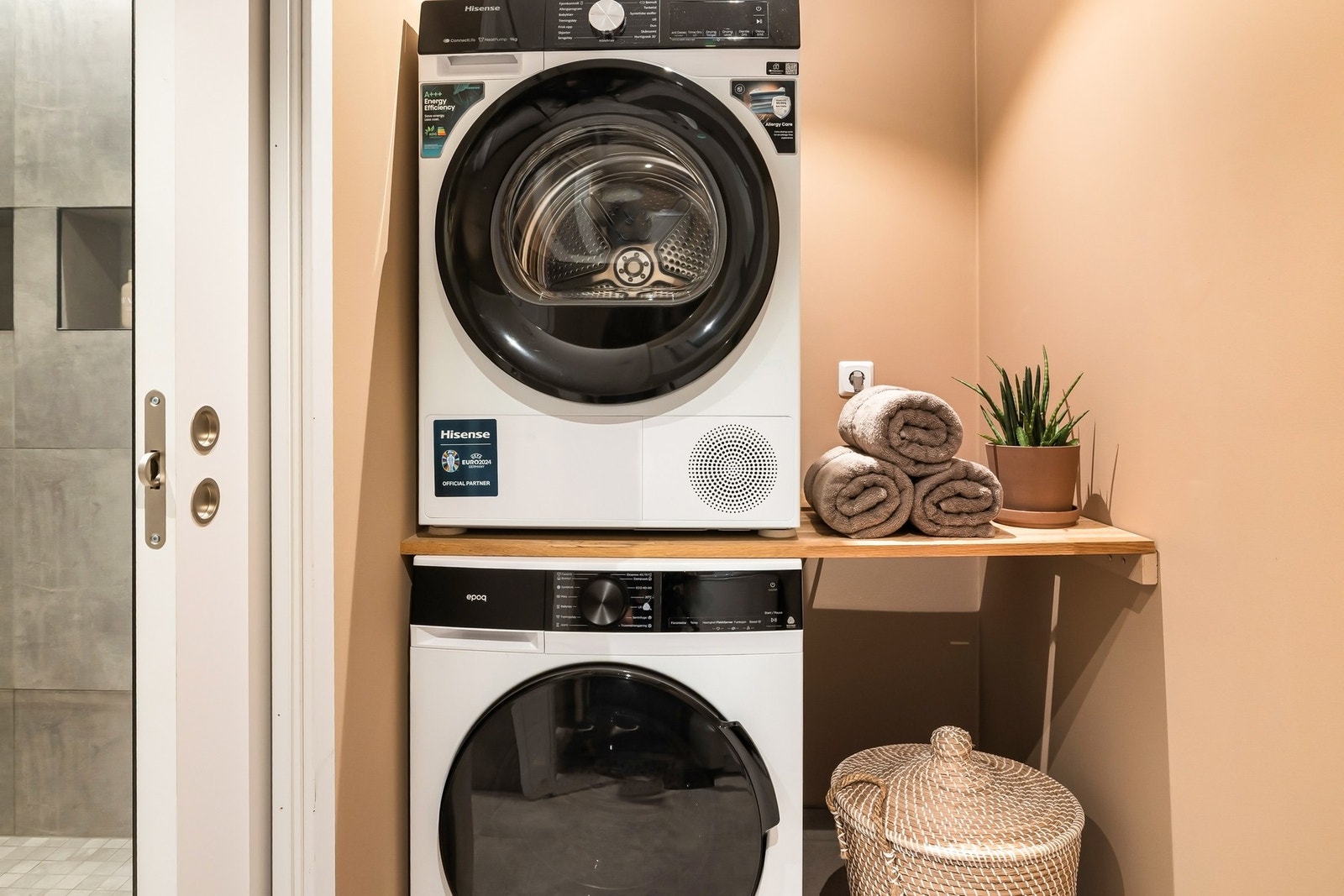 Separat vaskerom med god plass til vaskemaskin og tørketrommel Galleribilde