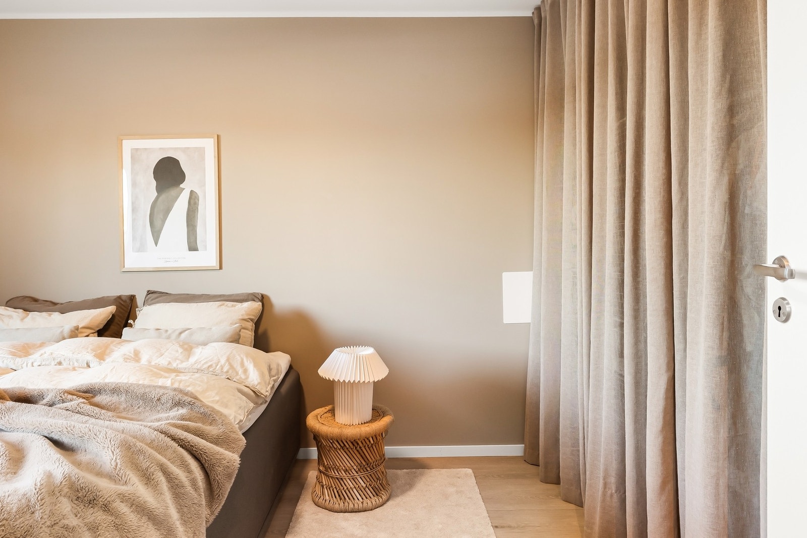 God plass til seng av ønsket størrelse, nattbord og annet passende møblement Galleribilde