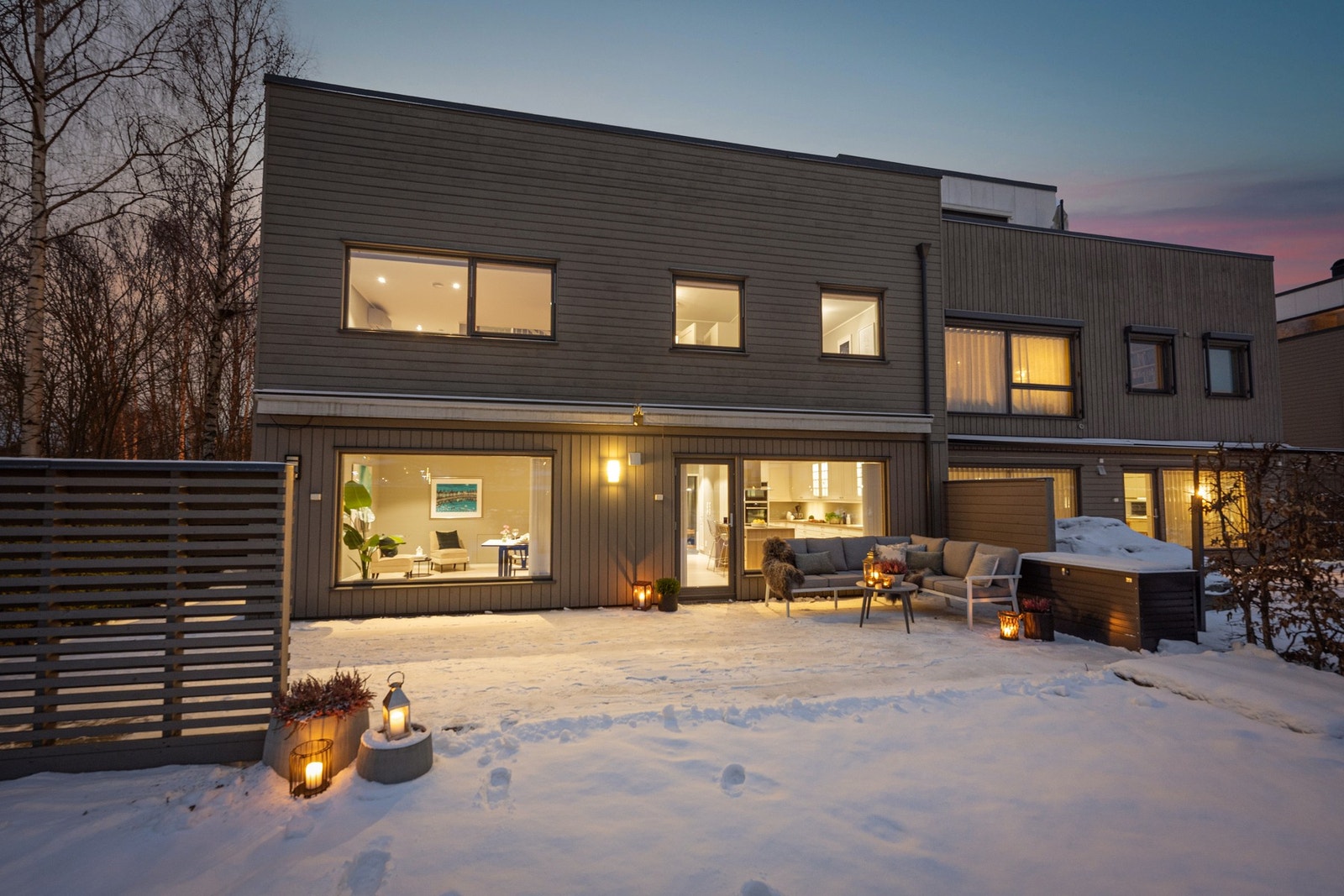 Med utgang fra stuen i 1. etasje er en stor terrasse på 62 kvm som går sømløst over i hagen Galleribilde