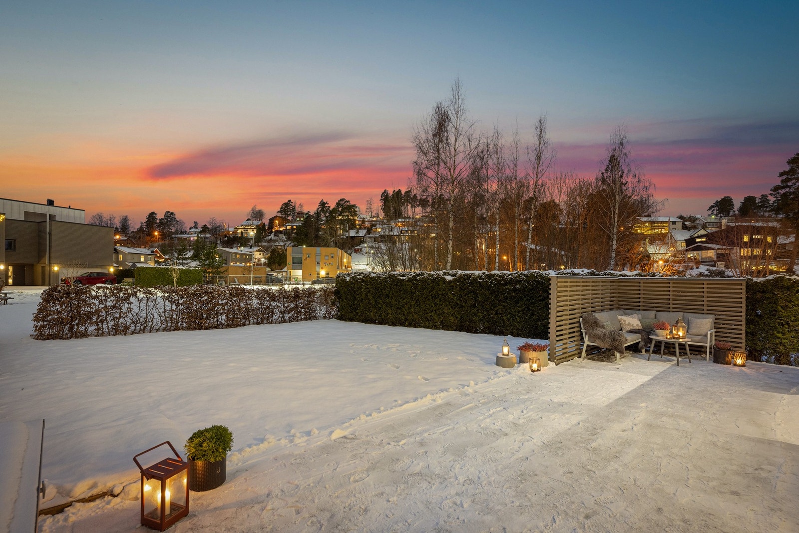 Enkel og kort gangavstand til skoler og t-bane. Kun noen meter bort til barnehagen Galleribilde