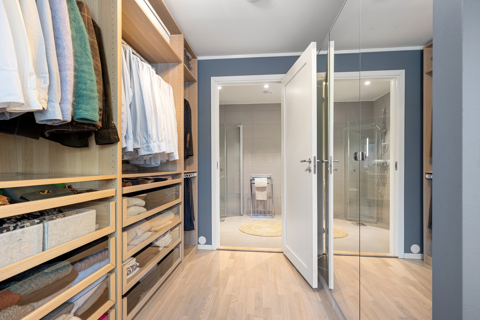 Walk in ligger praktisk ved baderommet Galleribilde