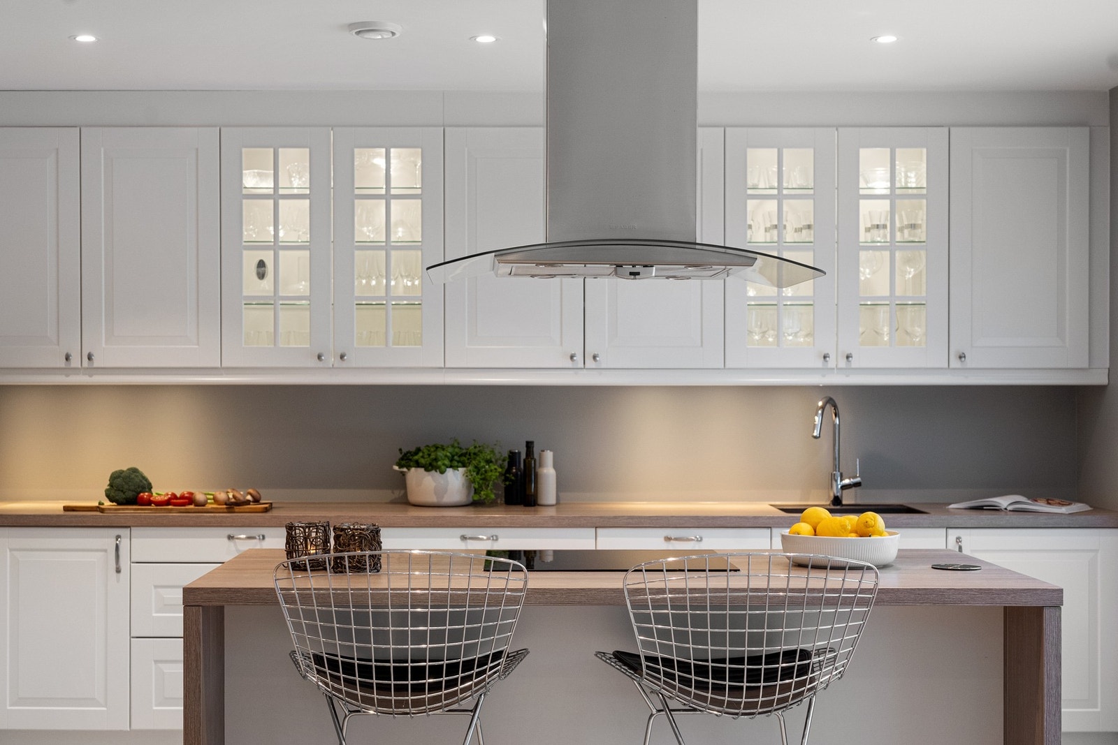 Stor kjøkkenøy med plass til barstoler gir et sosialt samlingspunkt eller hyggelig frokostplass Galleribilde