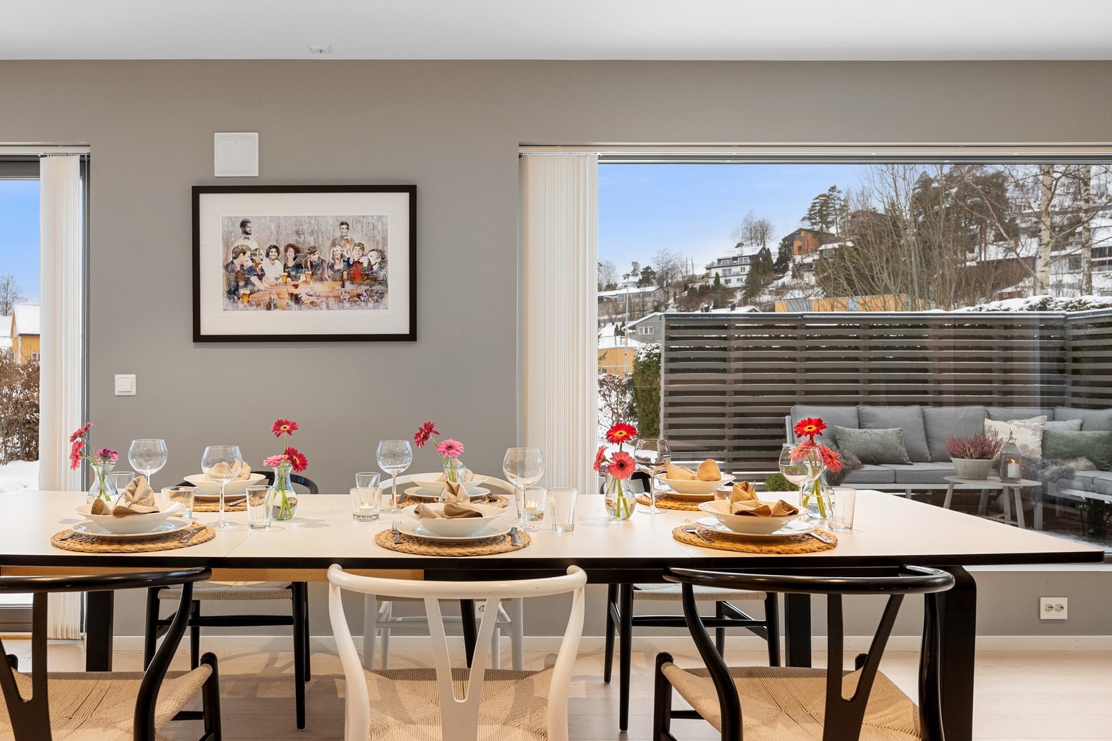 Rommet er preget av store vindusflater Galleribilde