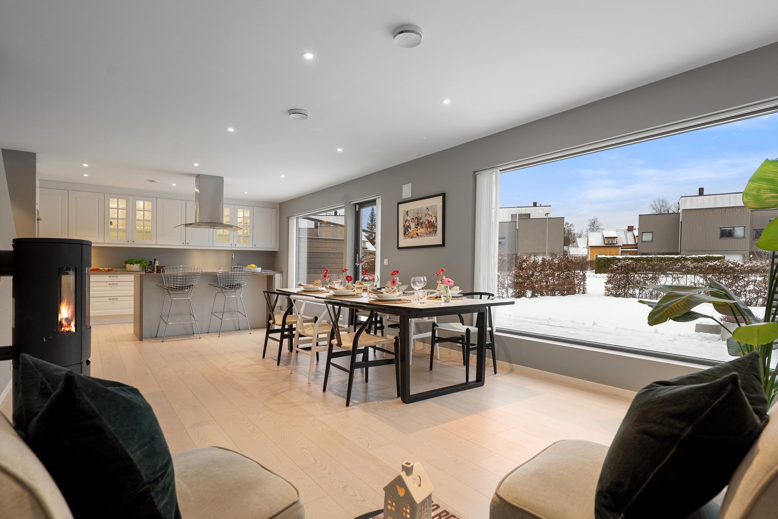 I 1. etasje finner man et stort oppholdsrom som kombinerer stue og kjøkken Galleribilde