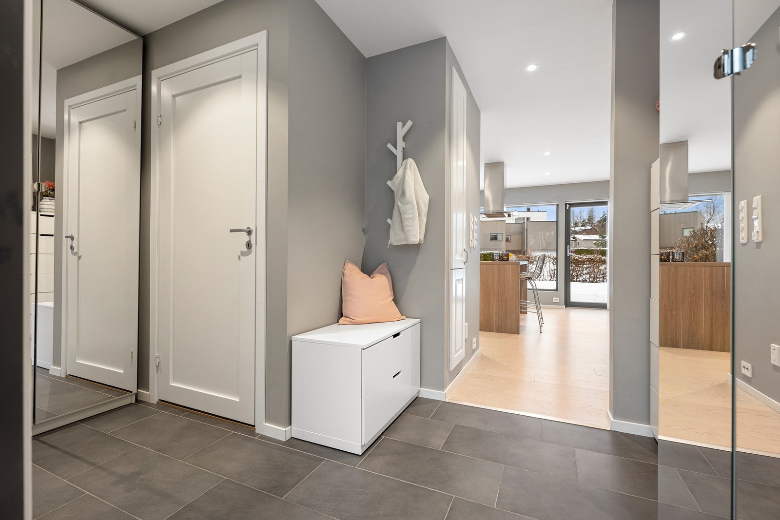 Imøtekommende entré med flislagt gulv med behagelig gulvvarme Galleribilde