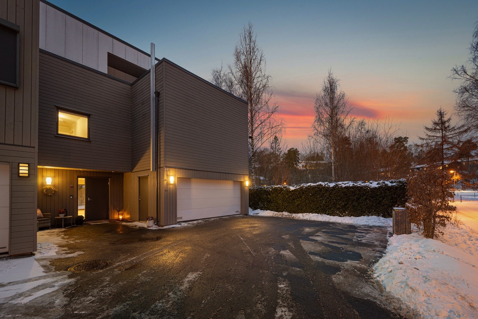 Gode parkeringsmuligheter i integrert dobbelgarasje og på gårdsplass Galleribilde