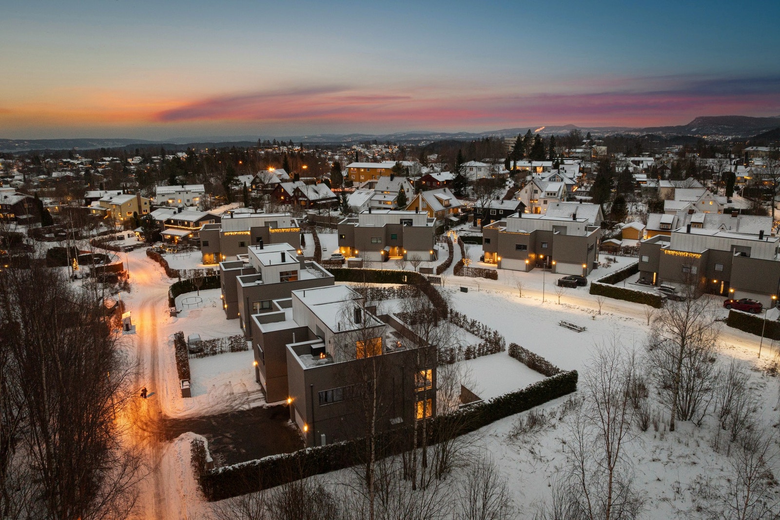 Med beliggenhet innerst i blindvei er dette en rolig og attraktiv plassering i et hyggelig område Galleribilde