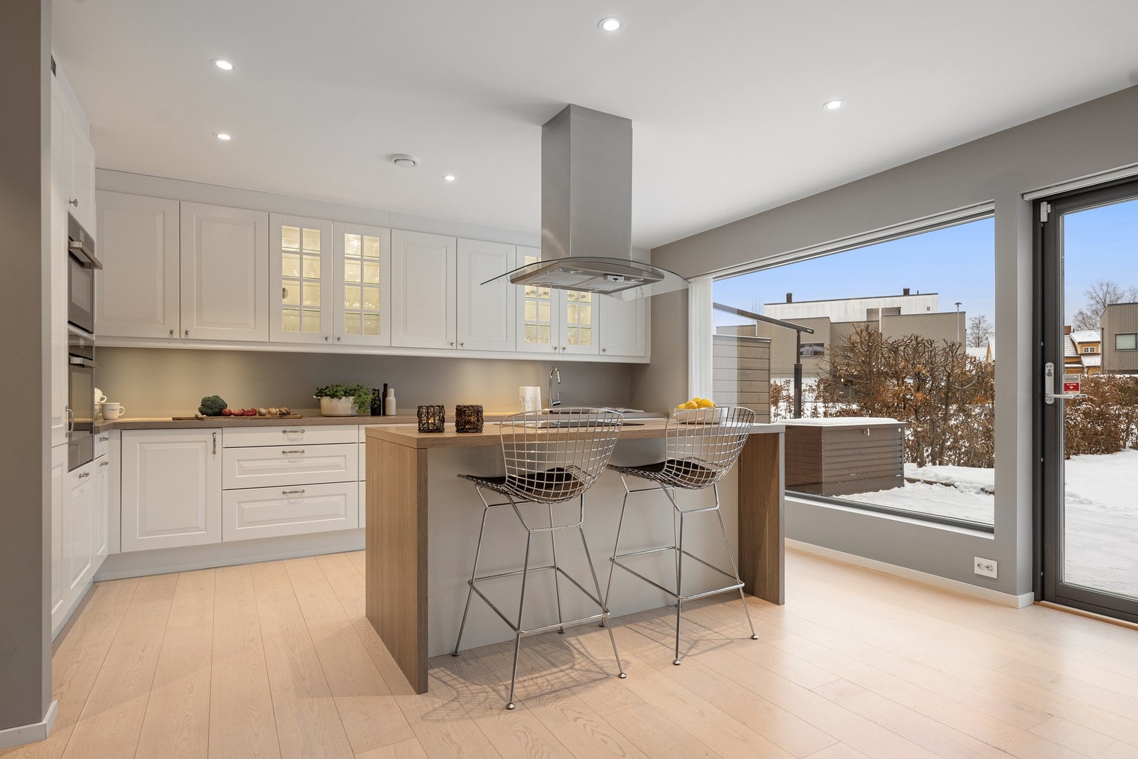 Benkeplate i laminat i etterlignet tre, gir et lunt preg Galleribilde