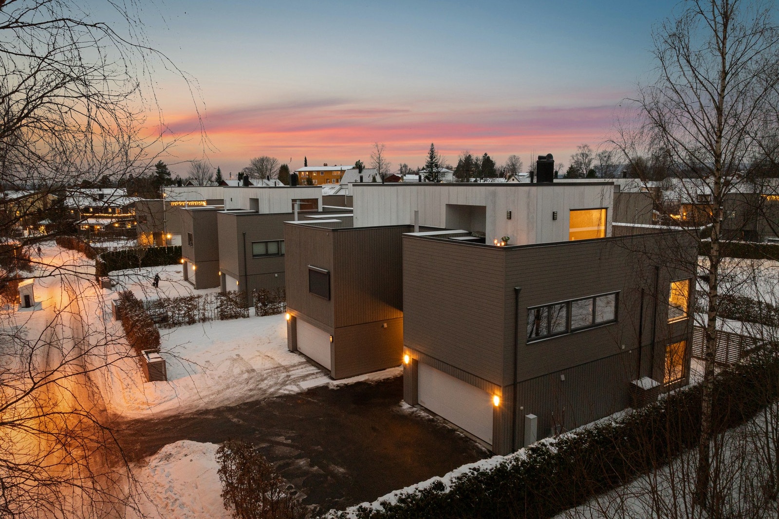 Boligen har flotte uteplasser og hyggelig hage med flotte solforhold Galleribilde