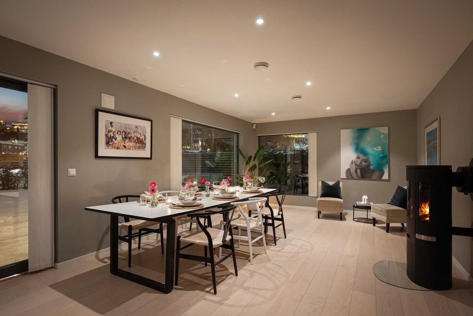 Peis i stuen sørger for hyggelig kveldsstemning i boligen Galleribilde