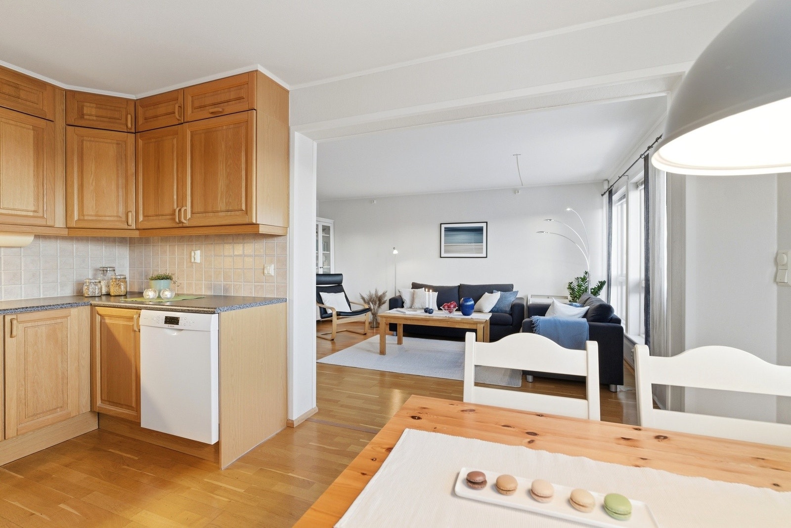 Åpen løsning mellom spisestue og stue Galleribilde