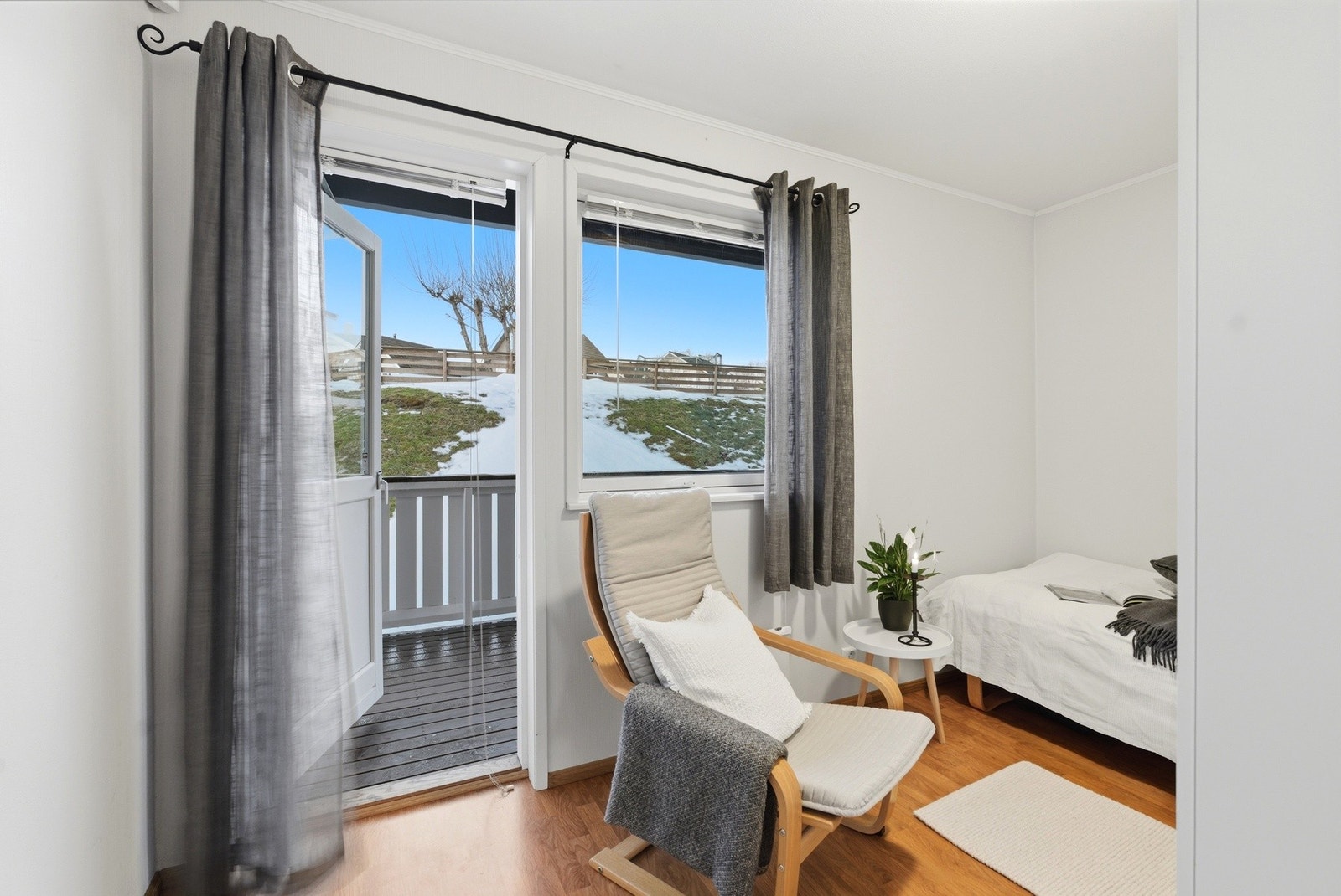 Fra soverom nr. 2 - Utgang til takoverbygget altan på baksiden Galleribilde