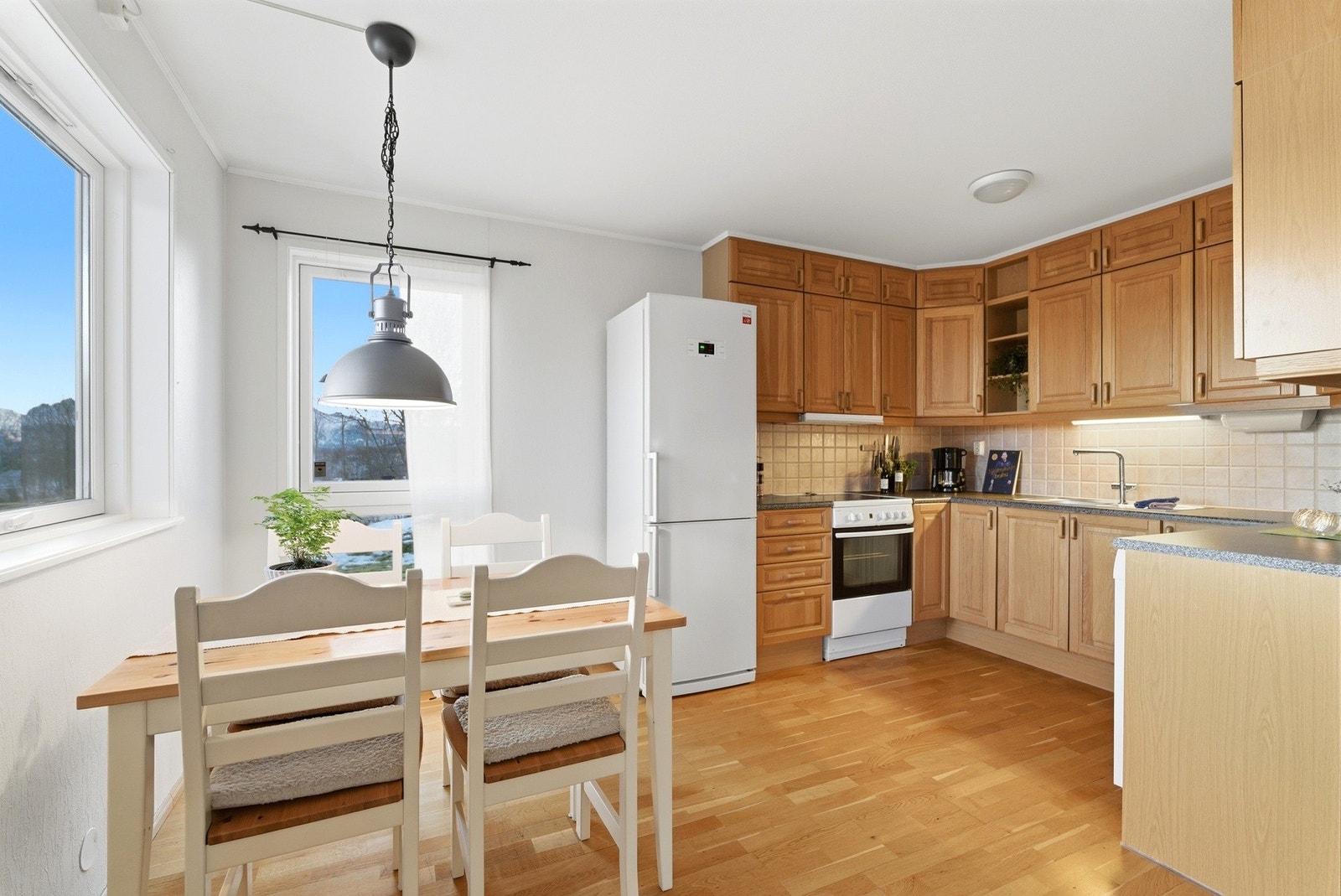 Flott kjøkken med plass til spisegruppe Galleribilde