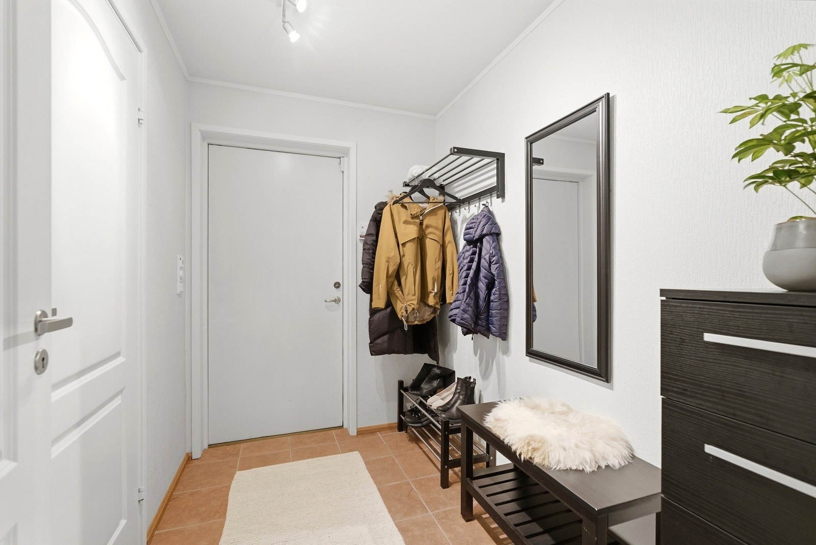 Velkommen inn! - Entré med varme i gulv - Her er det adkomst til bod. Det er i tillegg en utebod i tilknytning til inngangsparti Galleribilde