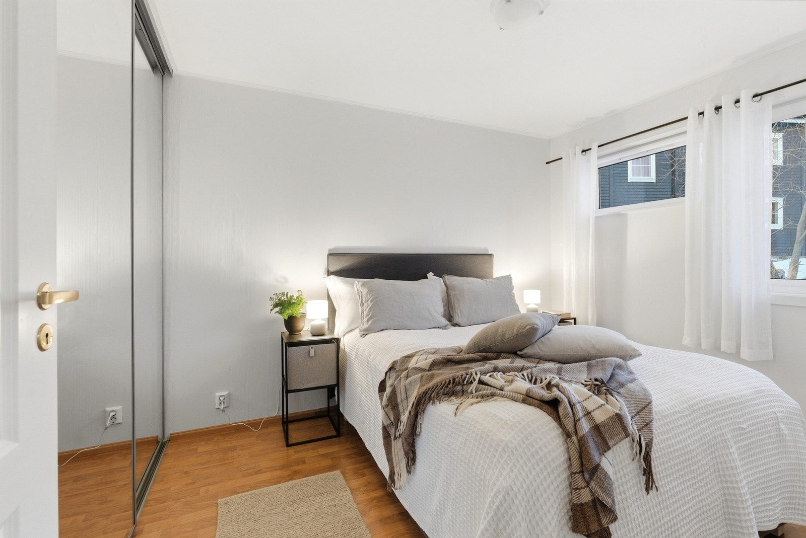 Romslig soverom med god plass til dobbeltseng - Skyvedørsgarderobe Galleribilde