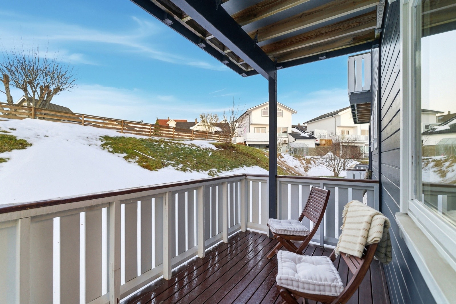 Takoverbygget altan på baksiden av boligen, med gode lys- og solforhold Galleribilde