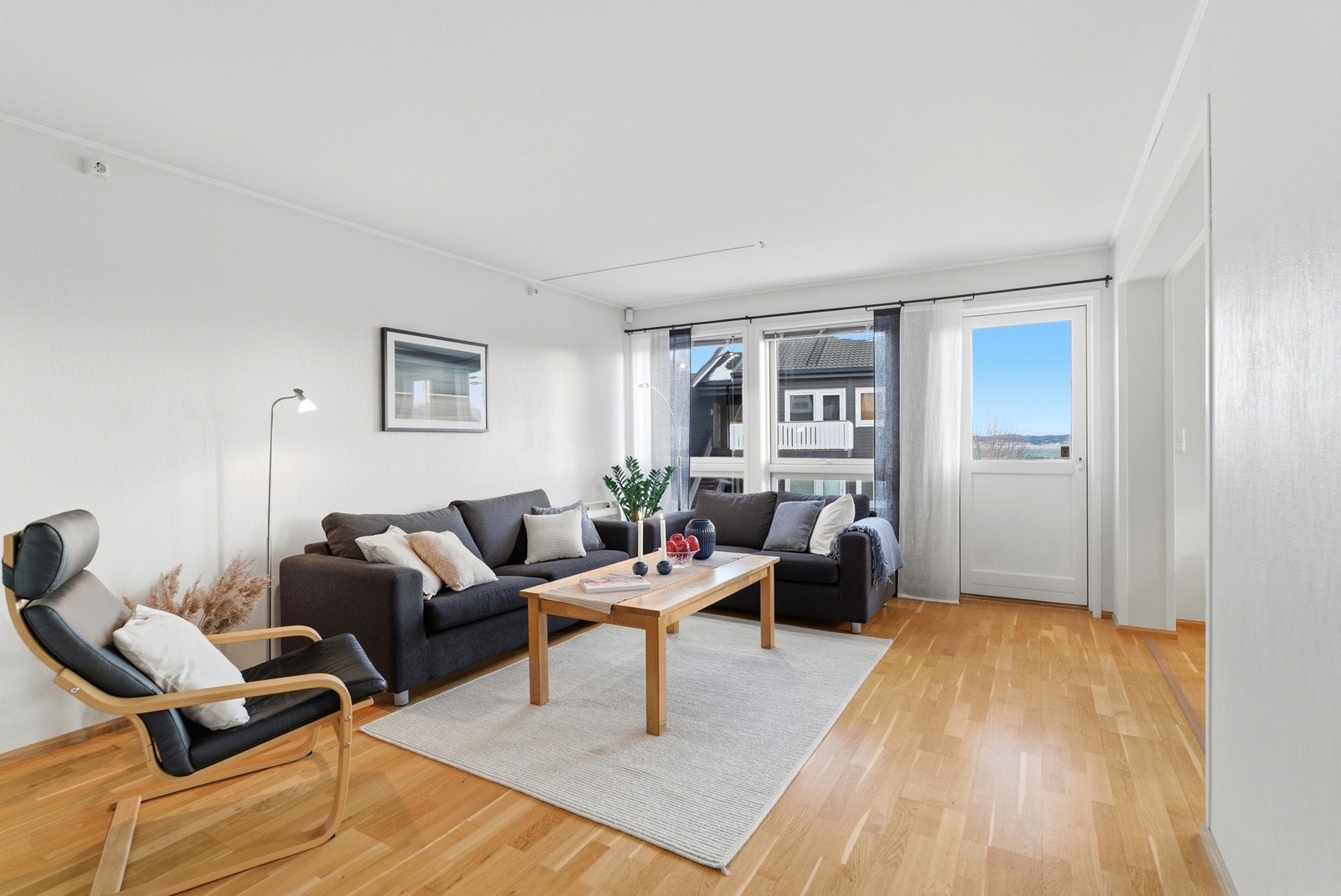 Romslig stue med god plass til sofagruppe og tilhørende møblement - Varmepumpe Galleribilde