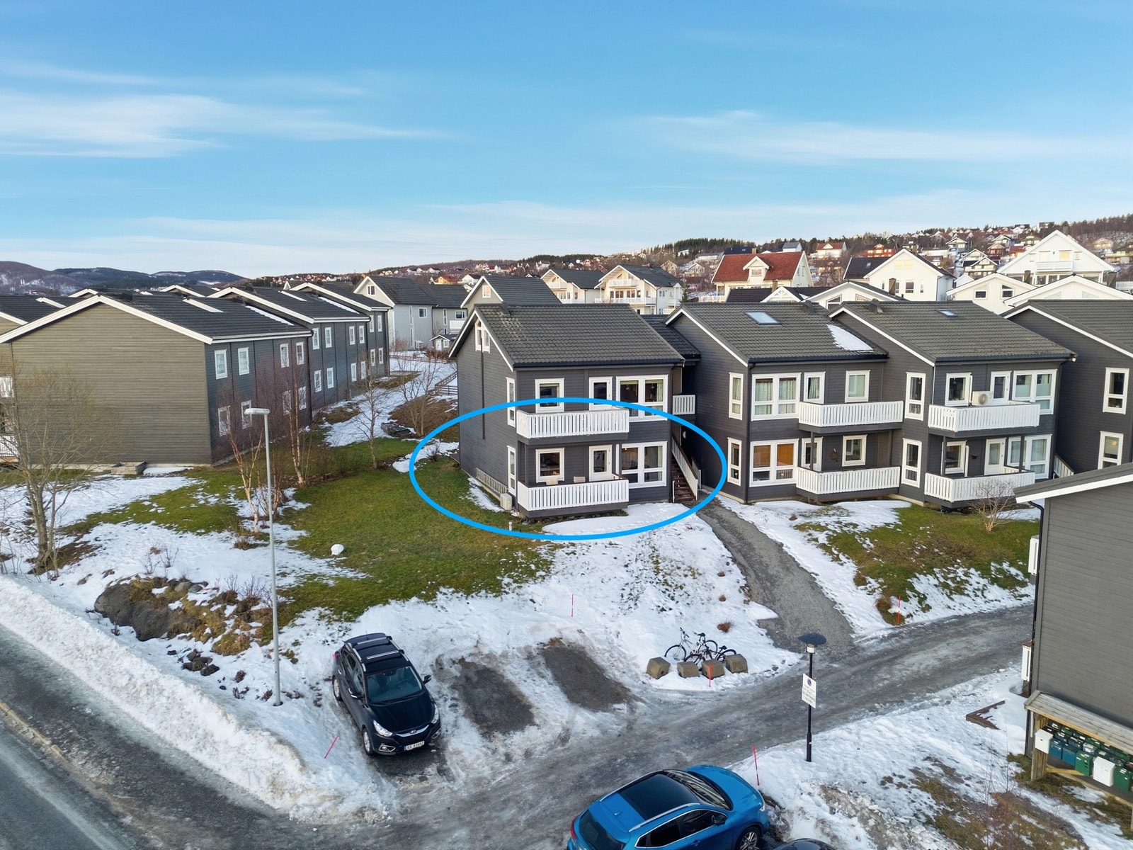 Leiligheten ligger svært fint til på enden av rekken, i første etasje Galleribilde