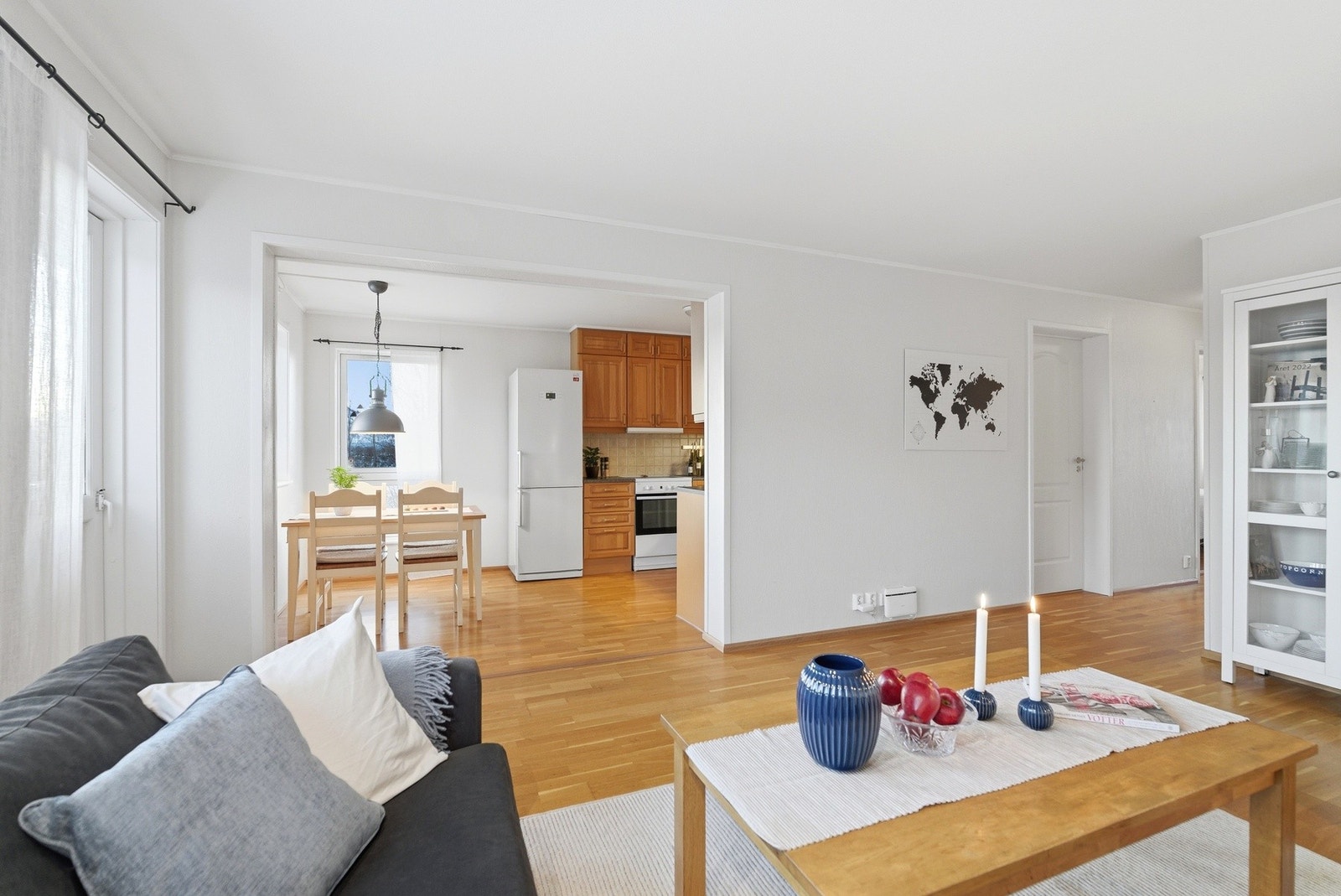 Delvis åpen løsning mellom stue og kjøkken Galleribilde