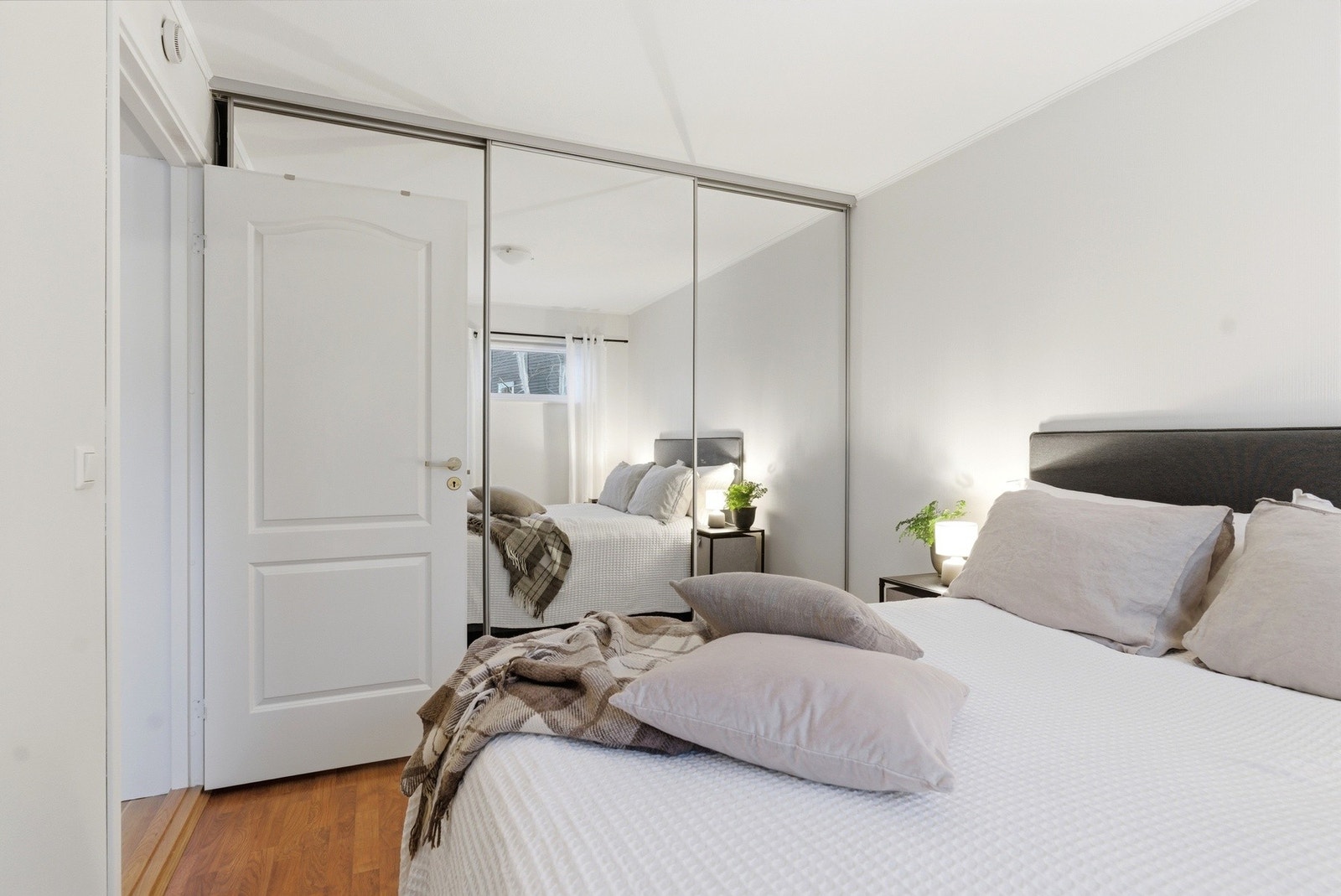 Soverom nr.1 i god størrelse, med skyvedørsgatrderobe Galleribilde