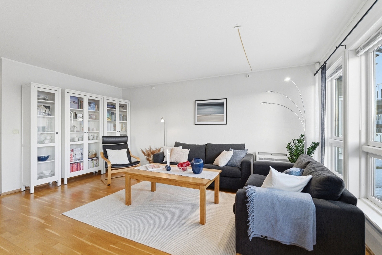 Stuen har lysmalte vegger og parkett på gulvet - Varmepumpe Galleribilde