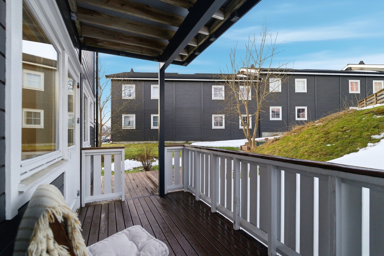 Takoverbygd altan på baksiden med adkomst til terrasse Galleribilde